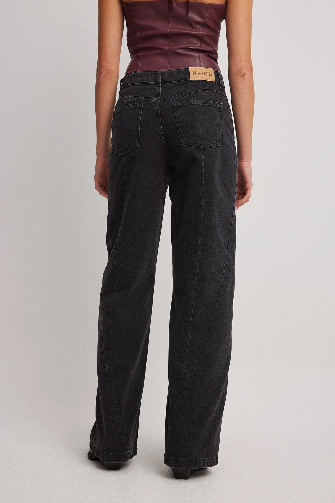 Jeans mit mittlerer Taille und Nahtdetail