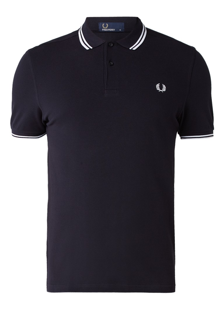 Tricou polo Fred Perry M3600 din bumbac piqué, cu croială mulată și manșete cu nervuri.