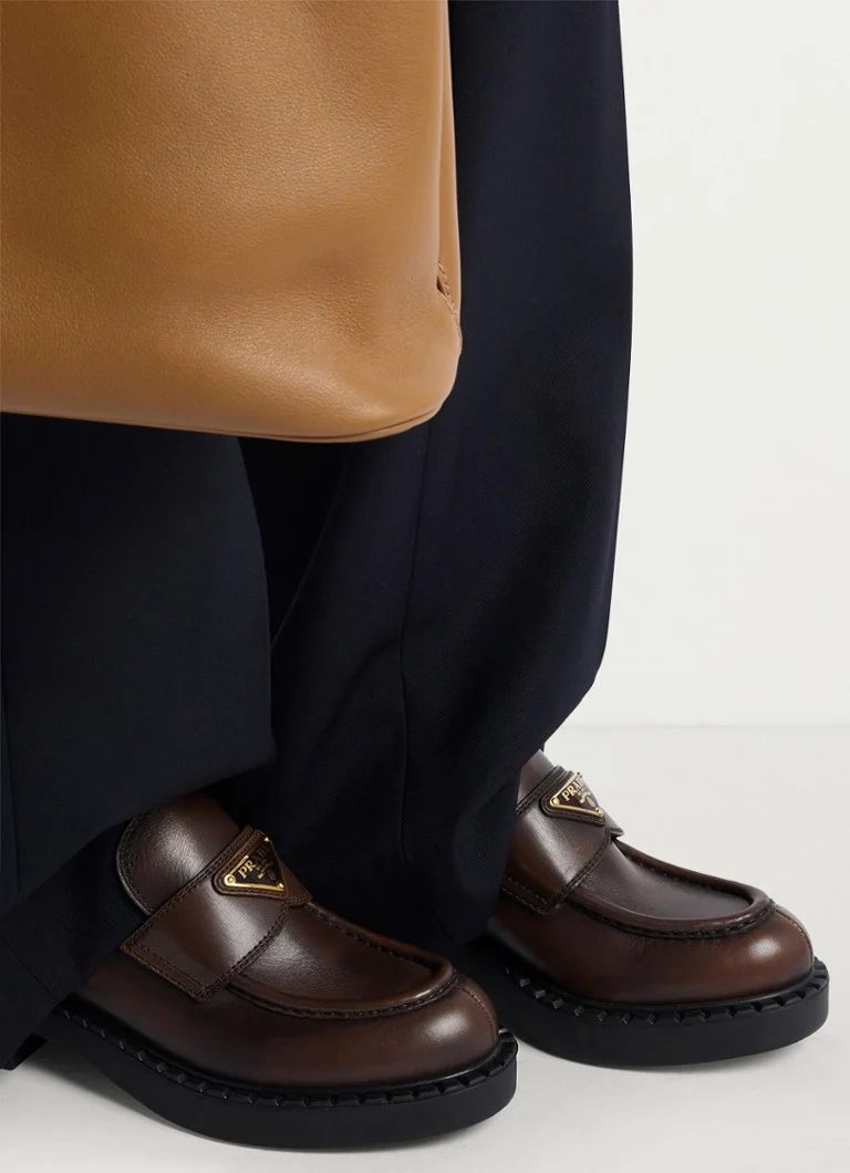 Mocasini Prada din piele de culoarea ciocolatei.