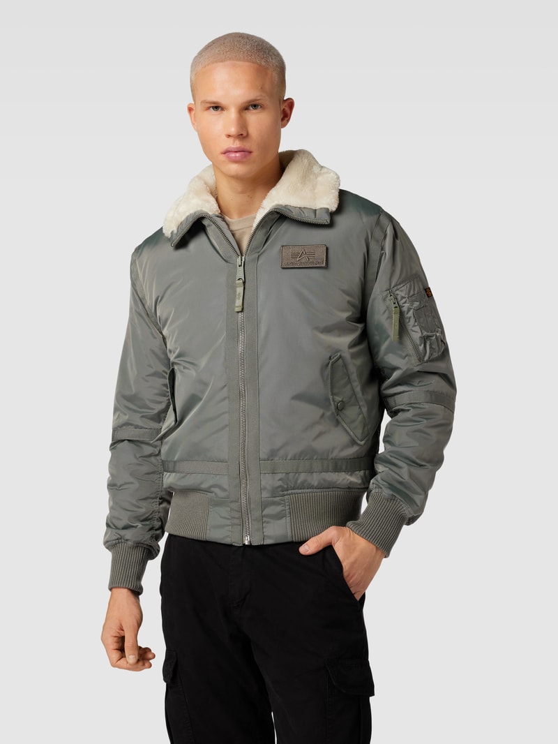 Bomberjacke mit Label-Patch in olivgrün