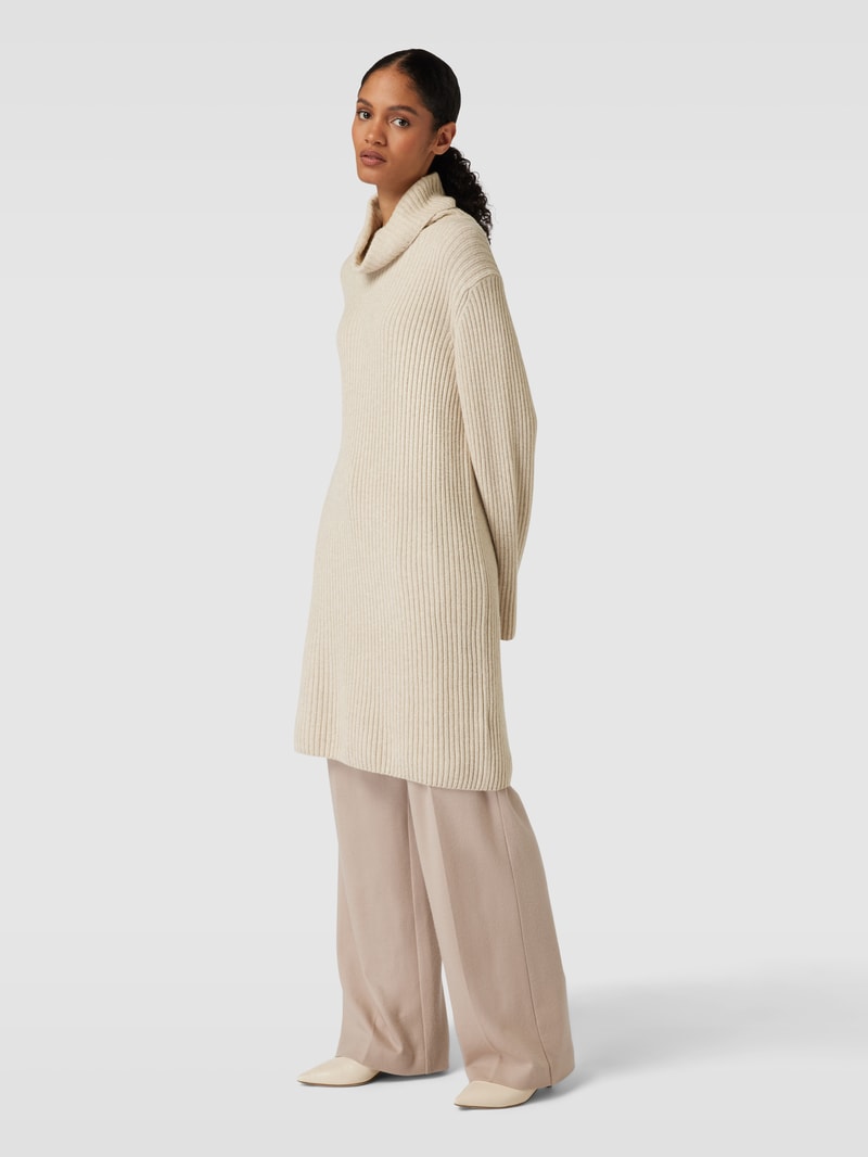 Strickkleid mit Rollkragen in sand