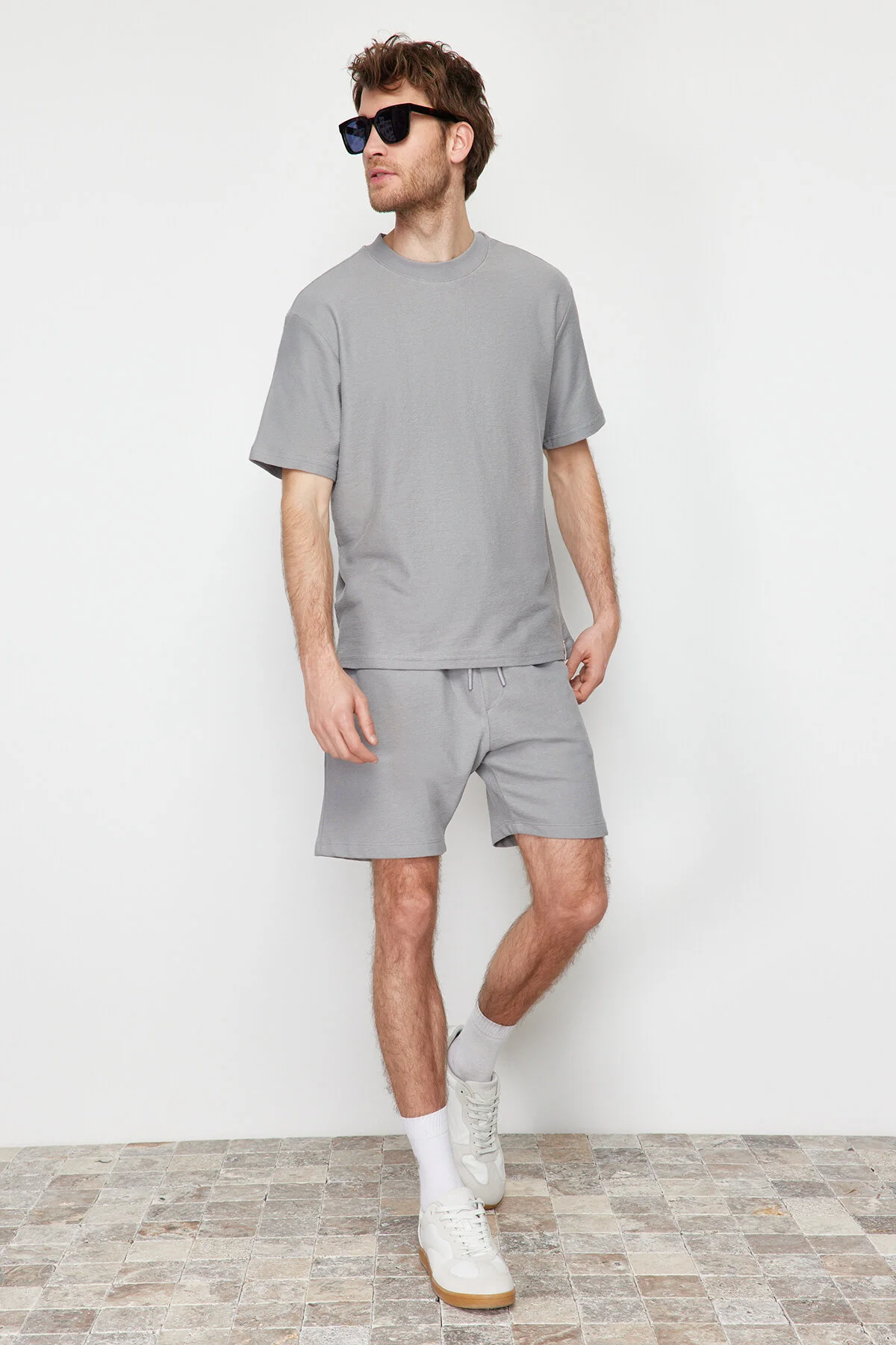 Trendyol Collection  Graue reguläre Shorts aus 100 % strukturierter Baumwolle in limitierter Auflage TMNSS23SR00035