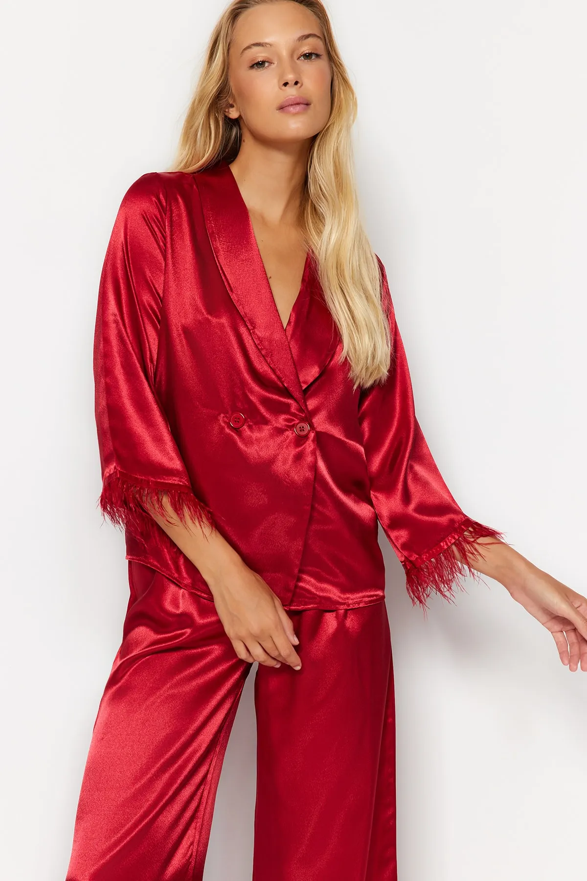Trendyol Collection  Burgunderrotes Pyjama-Set aus Satin mit Hemd und Hose und Federdetail THMAW23PT00086