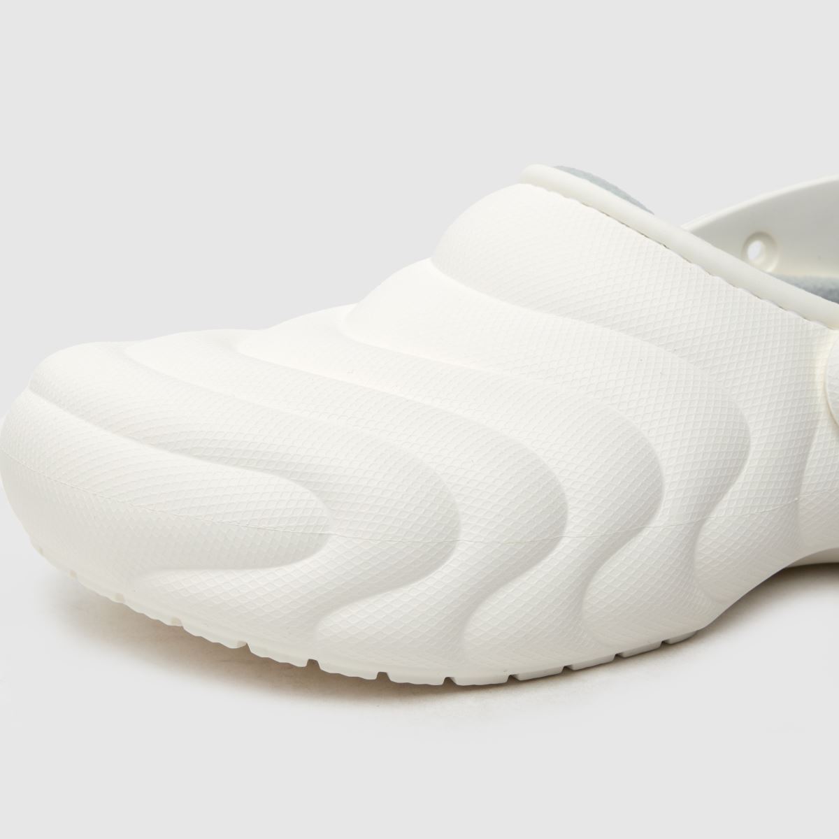 Crocs Classic Lined Overpuff klumpa szandál fehér színben