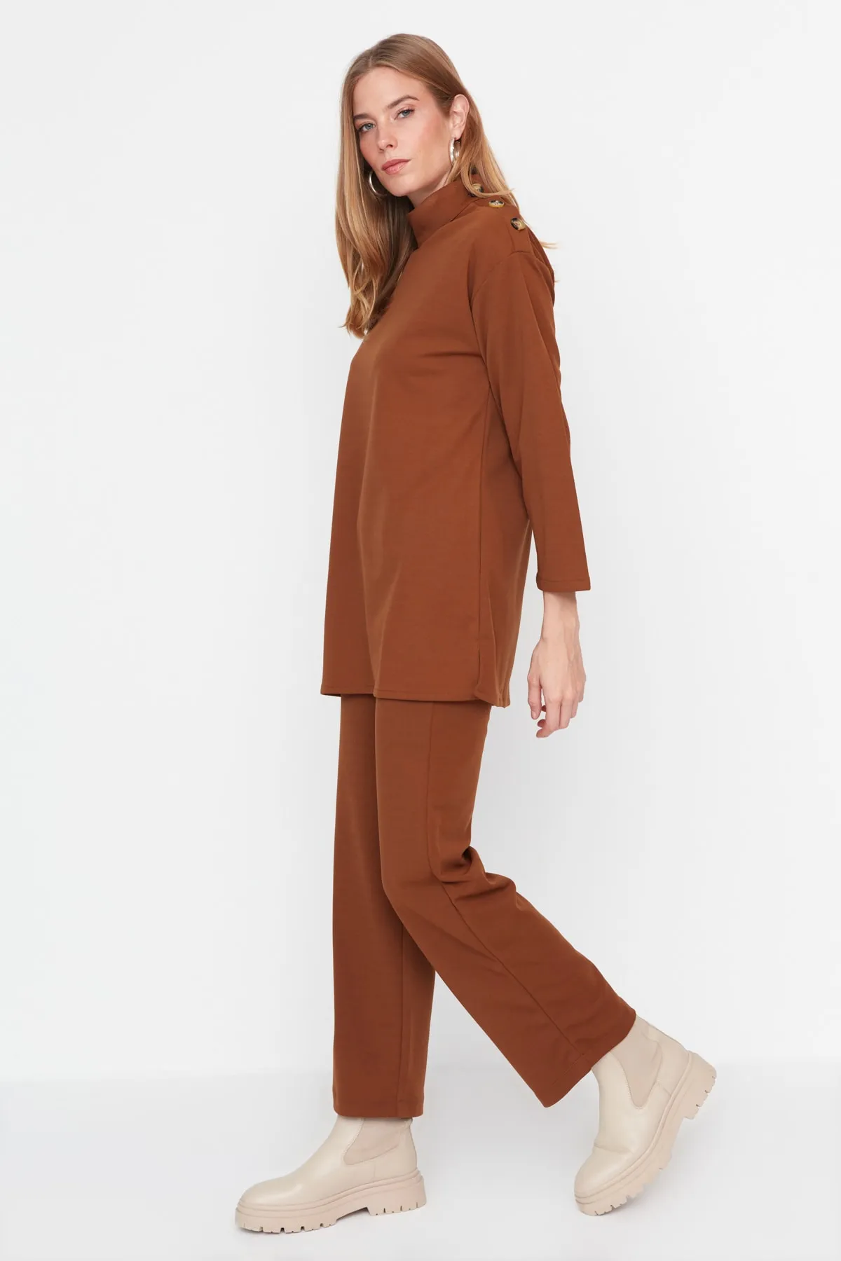Trendyol Modest  Braunes Scuba-Tunika-Hosen-Strickset mit Knopfleiste an den Schultern TCTAW23US00162