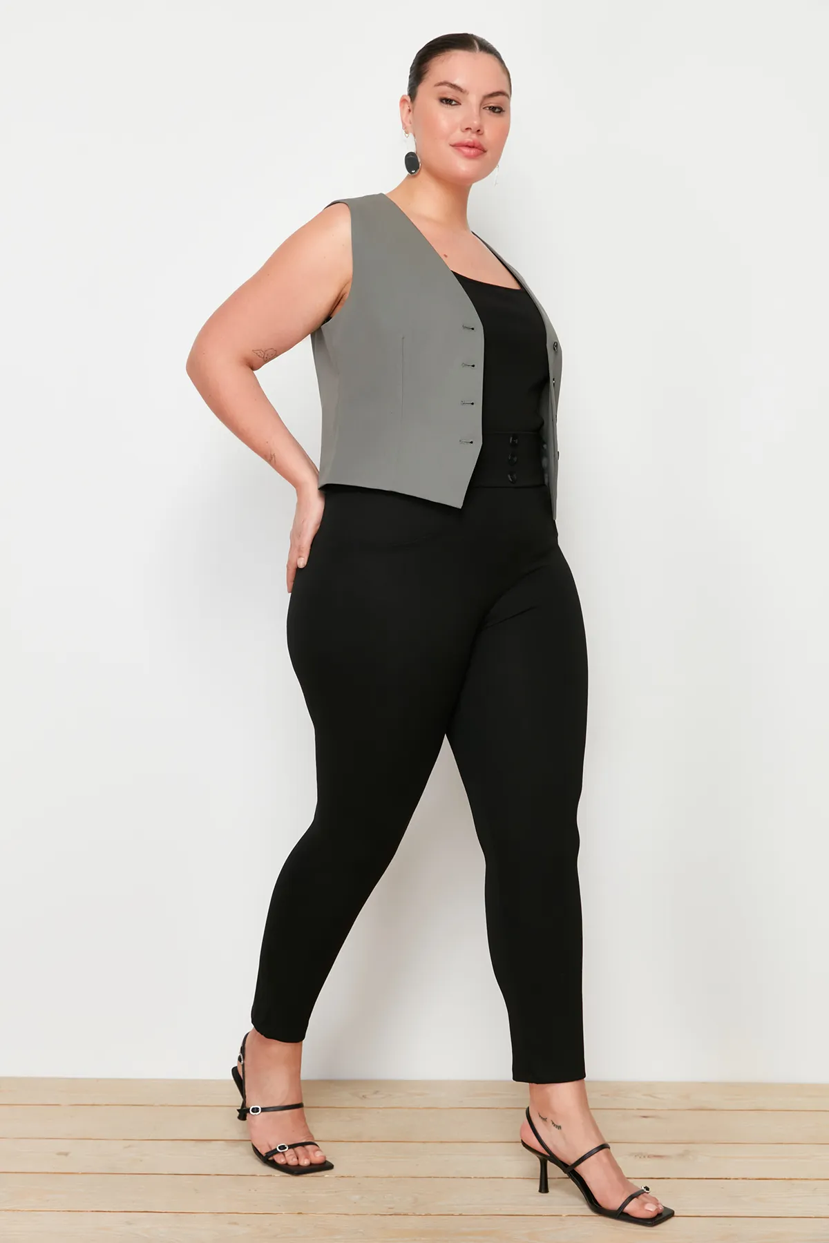 Trendyol Curve  Schwarze Skinny-Strickhose mit elastischem Bund TBBAW23AR00023