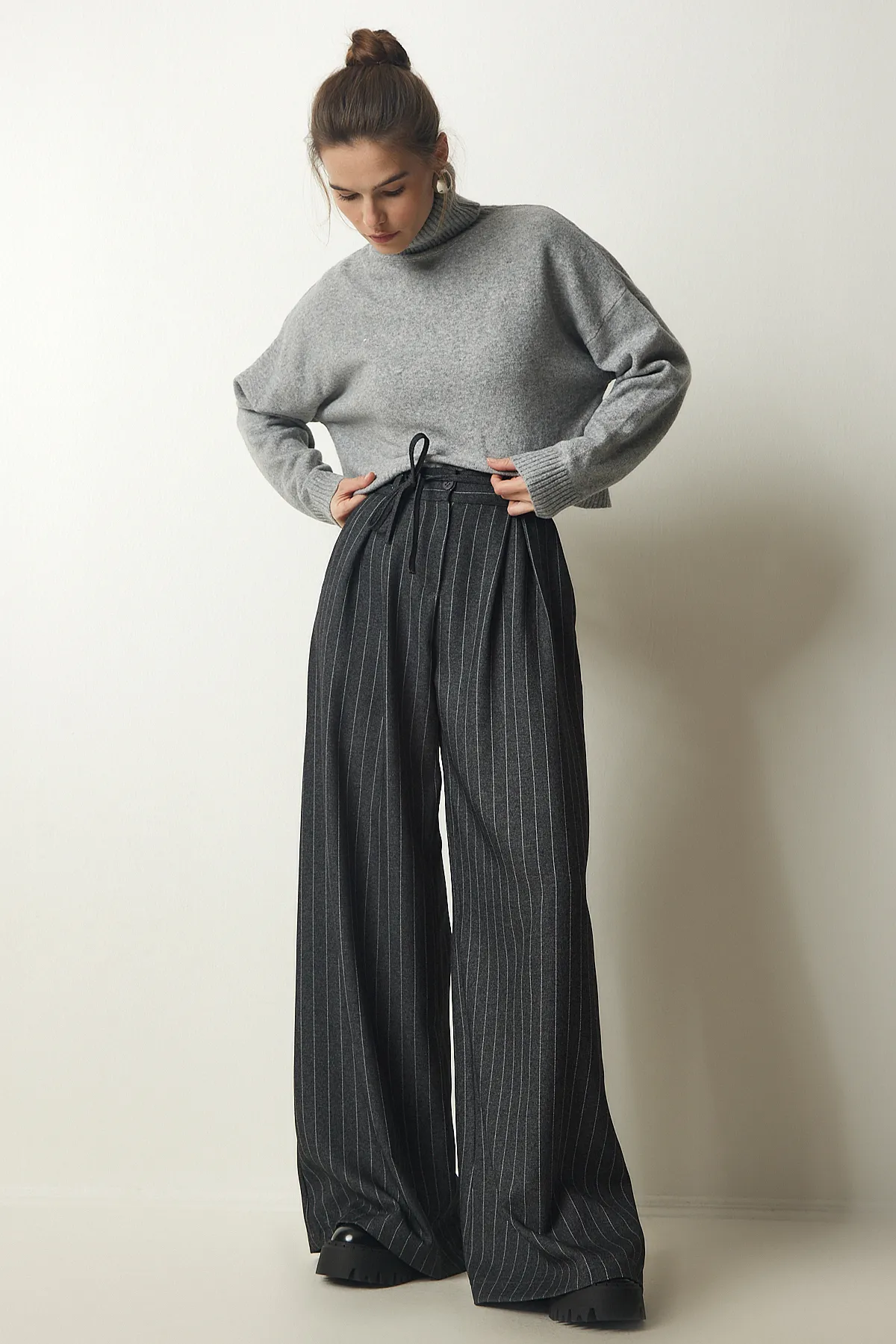 Happiness İstanbul  Dunkelgraue, schlanke, gestreifte, lockere Palazzo-Hose für Damen FN03147