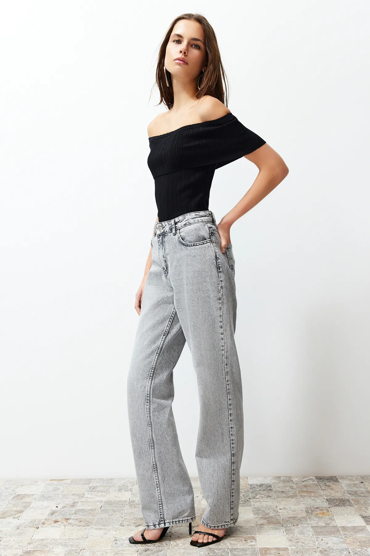 Trendyol Collection  Graue Jeans mit niedriger Taille und weitem Bein TWOSS24JE00033