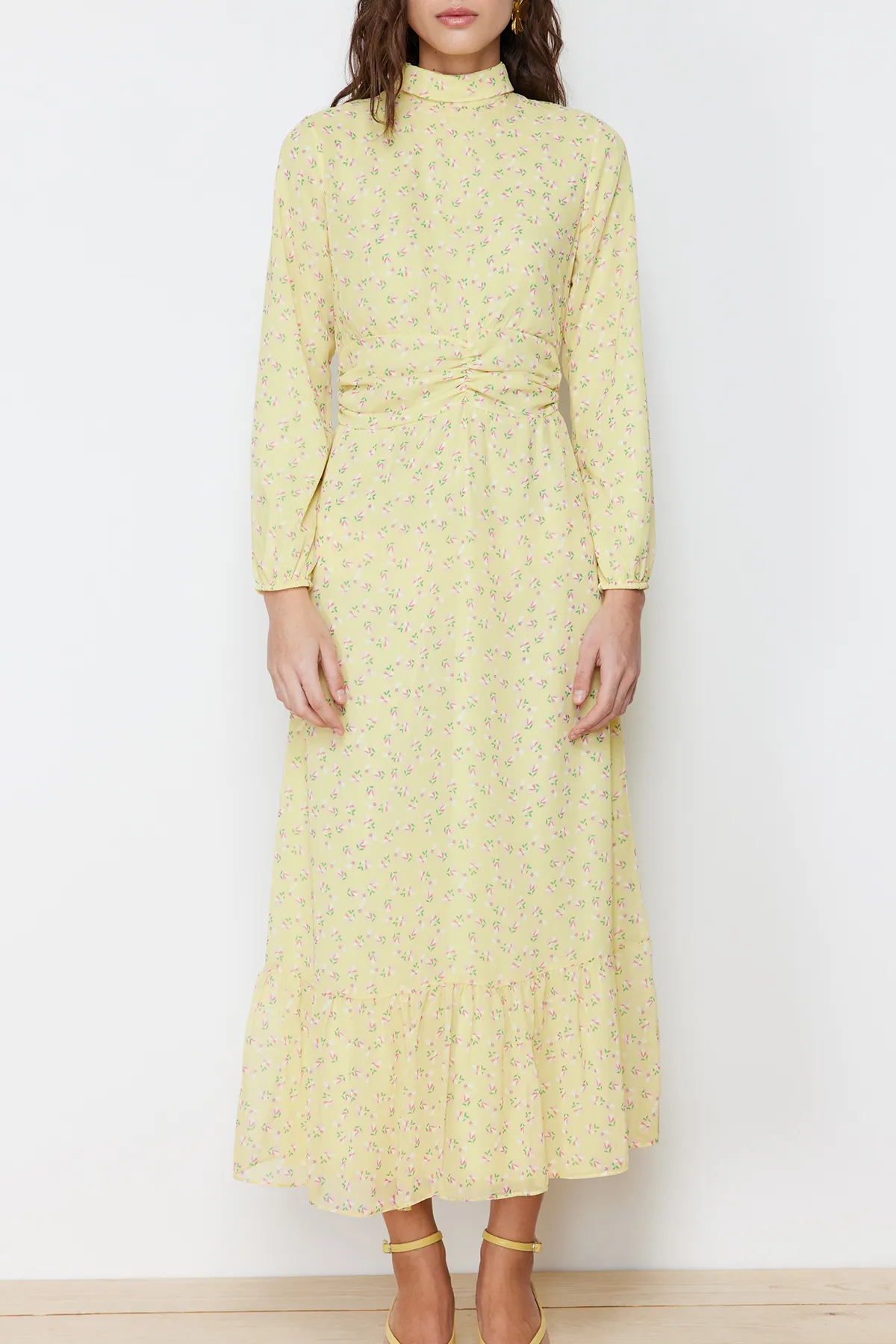 Trendyol Modest  Gelbes Blumenkleid mit hohem Kragen und detailliertem, gefüttertem Chiffon-Gewebe TCTSS22EB0032