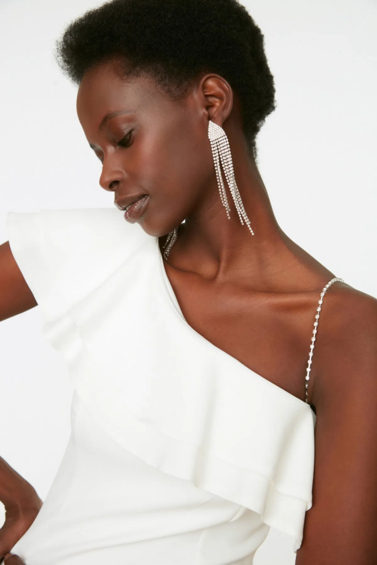 Trendyol Collection  Ecrufarbenes Abendkleid mit Kragen und Ausschnitt TPRSS21EL2873