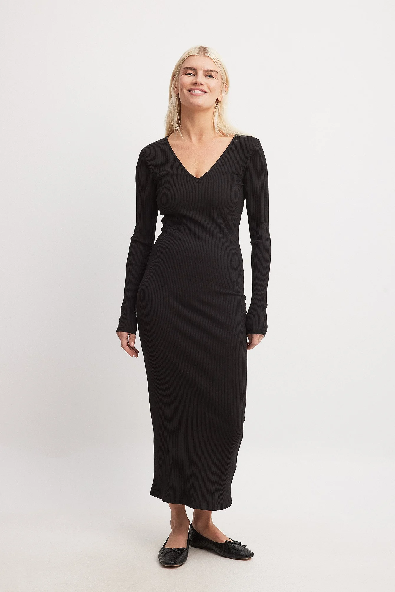 Geripptes Midikleid mit V-Ausschnitt