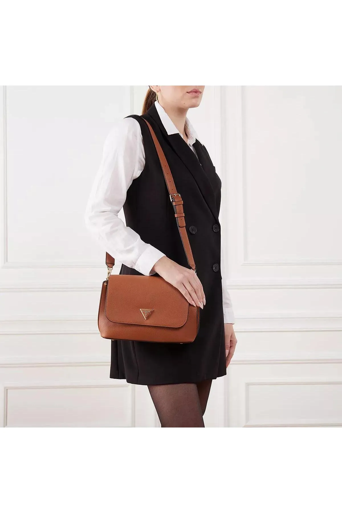 Guess  Meridian Umhängetasche mit Klappe Cognac