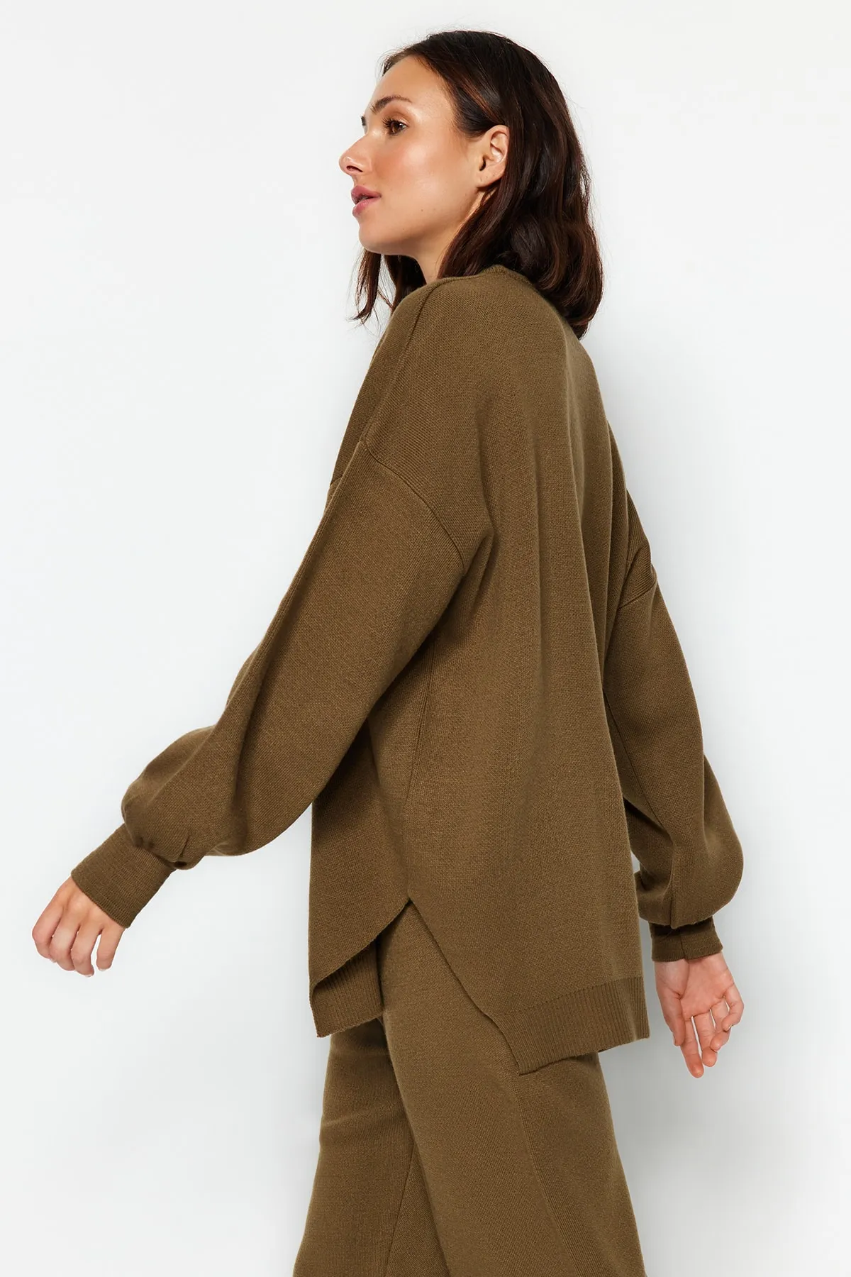 Trendyol Collection  Khakifarbenes Strickoberteil und -unterteil mit Ballonärmeln und weiter Passform TWOAW24AU00067