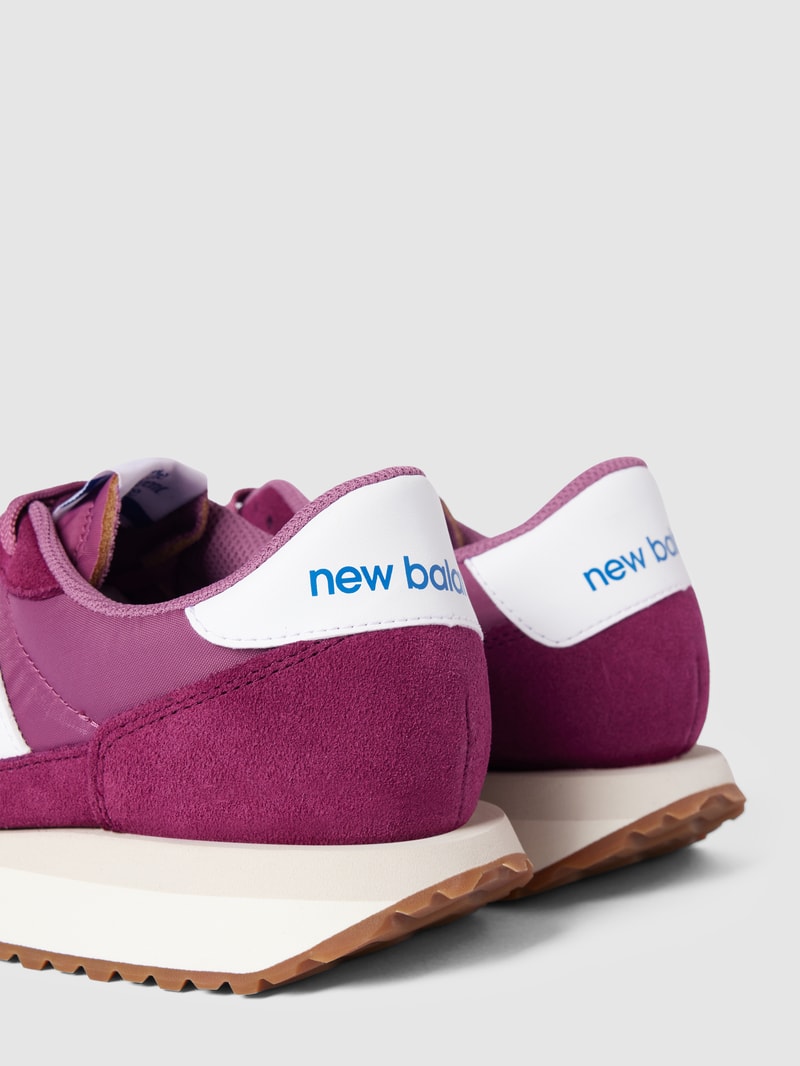 Sneaker mit Label-Details in rot