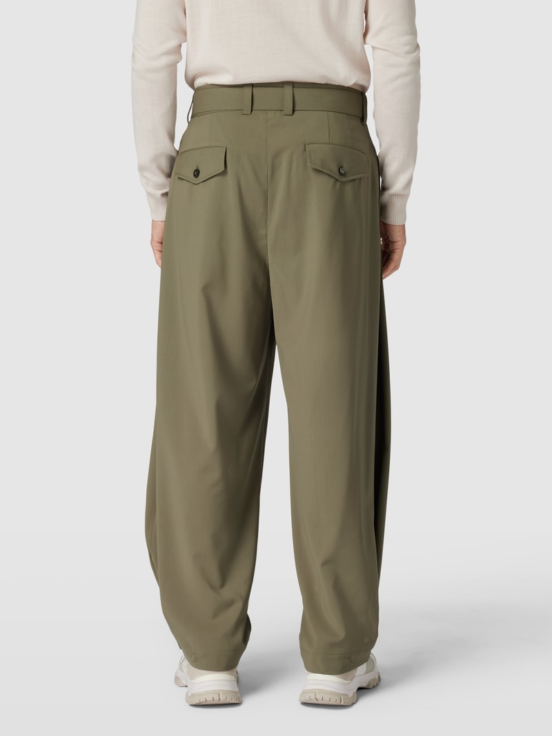 Bundfaltenhose mit Gürtel in olivgrün