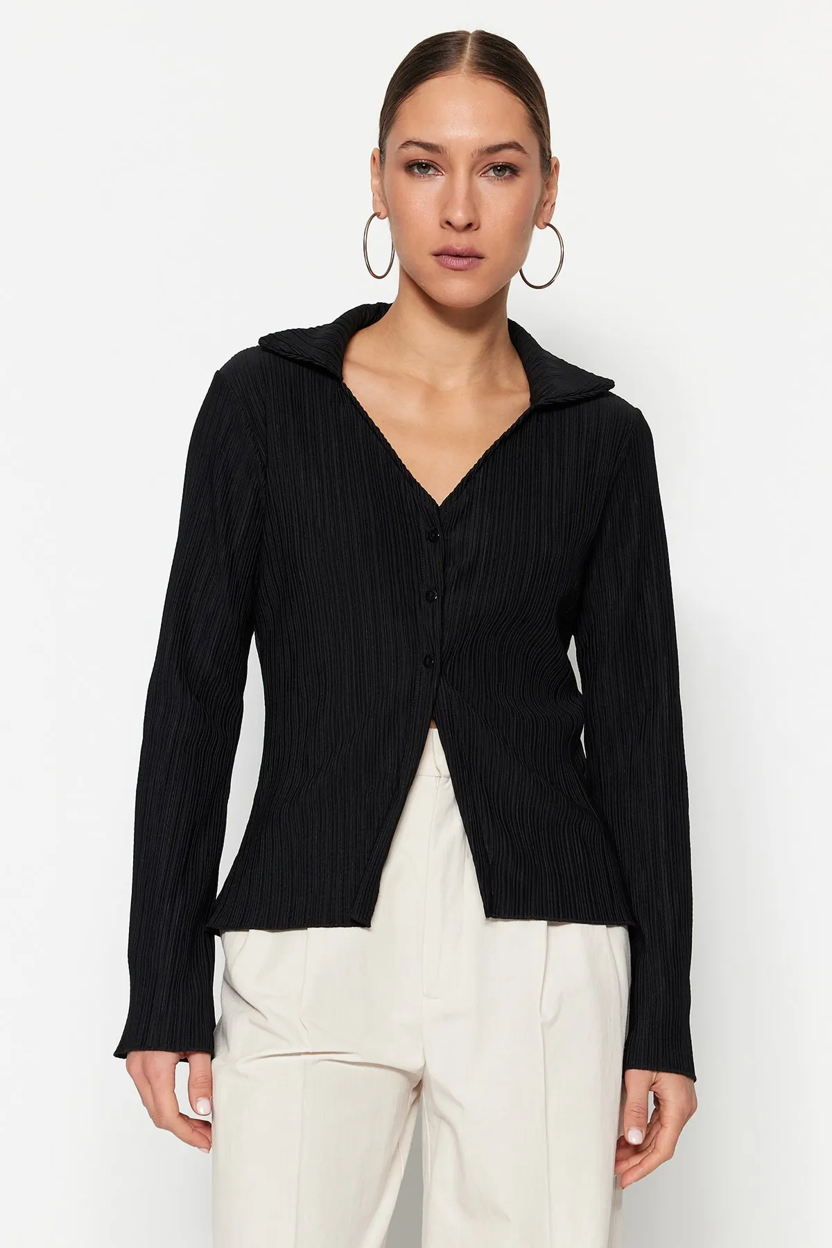 Trendyol Collection  Schwarzes Strickhemd mit ausgestellten Ärmeln und Falten und Knöpfen TWOSS23GO00165