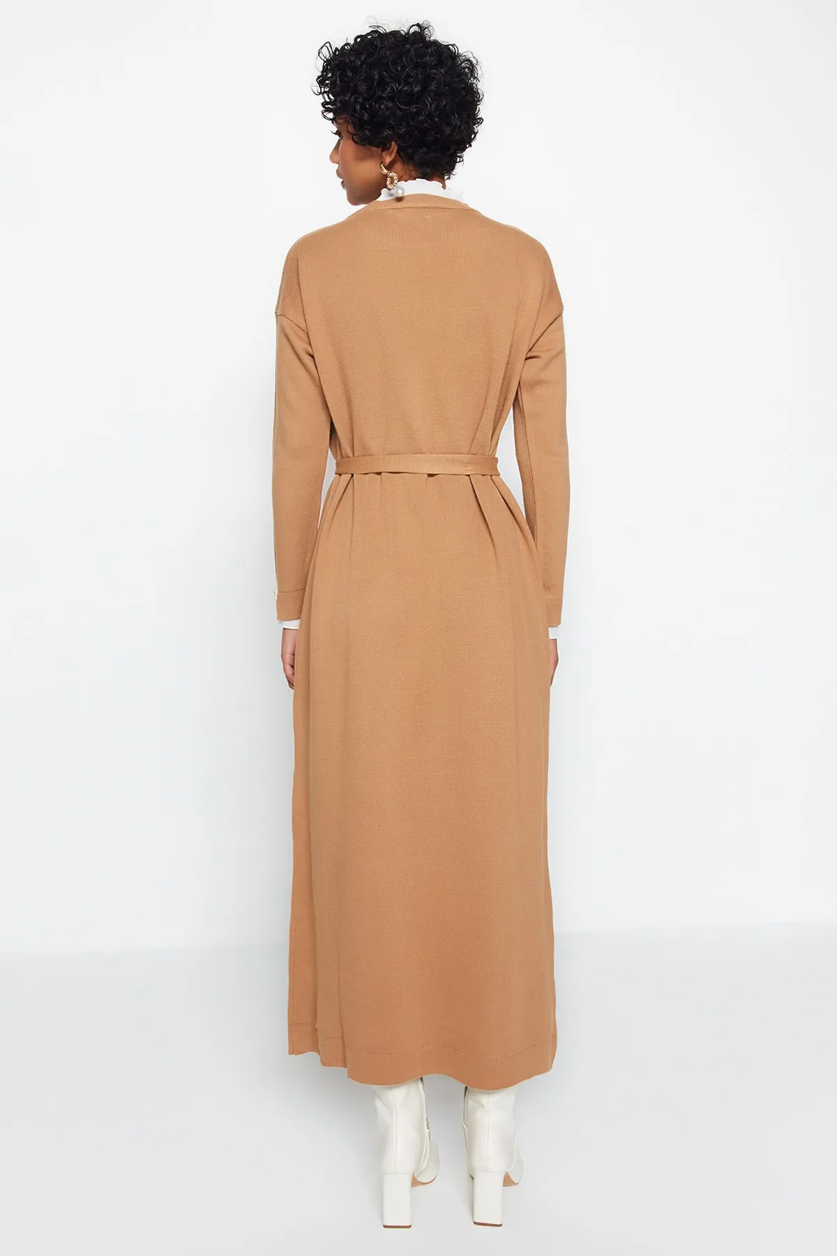 Trendyol Modest  Kamelfarbenes Strickkleid mit Perlendetail TCTAW24EB00001