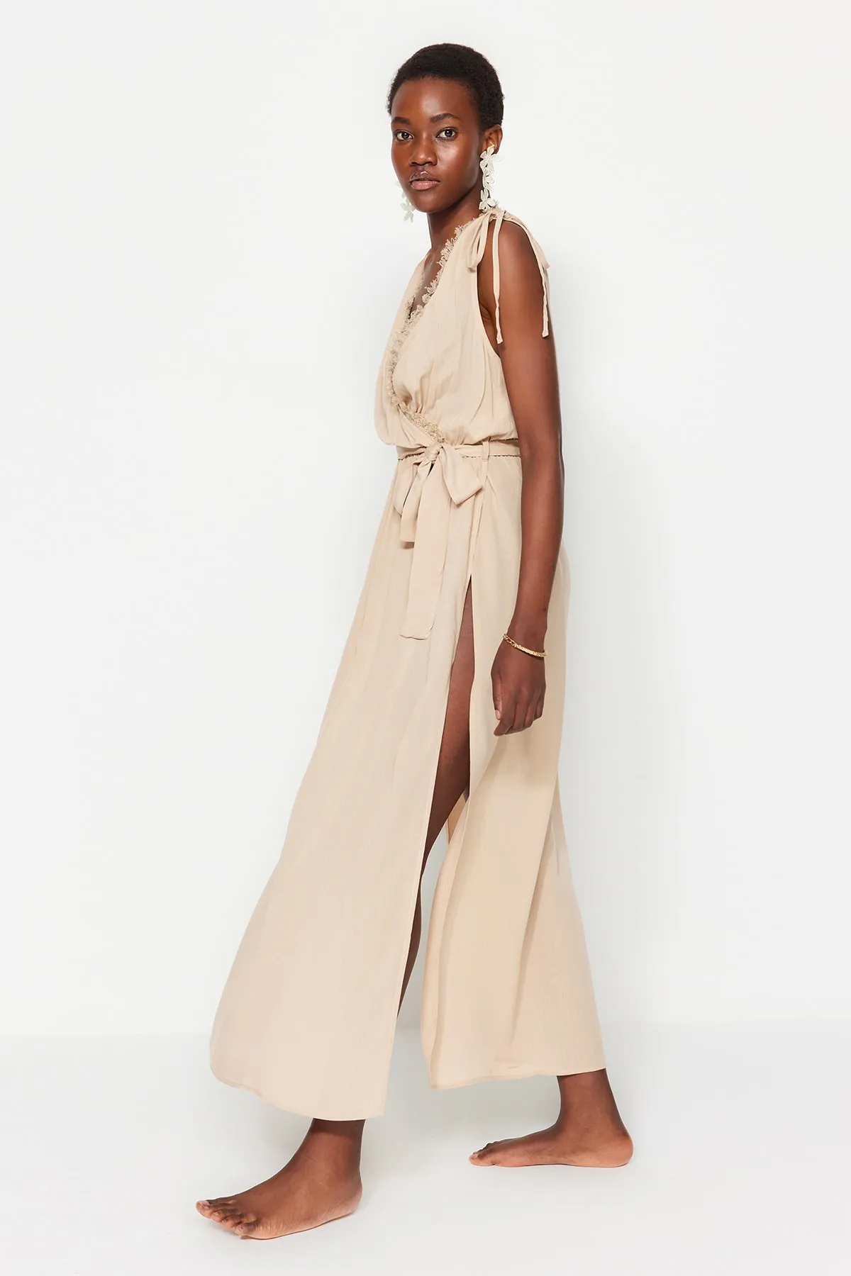 Trendyol Collection  Beigefarbenes Maxi-Strandkleid aus gewebter Spitze mit Gürtel TBESS23EL00074