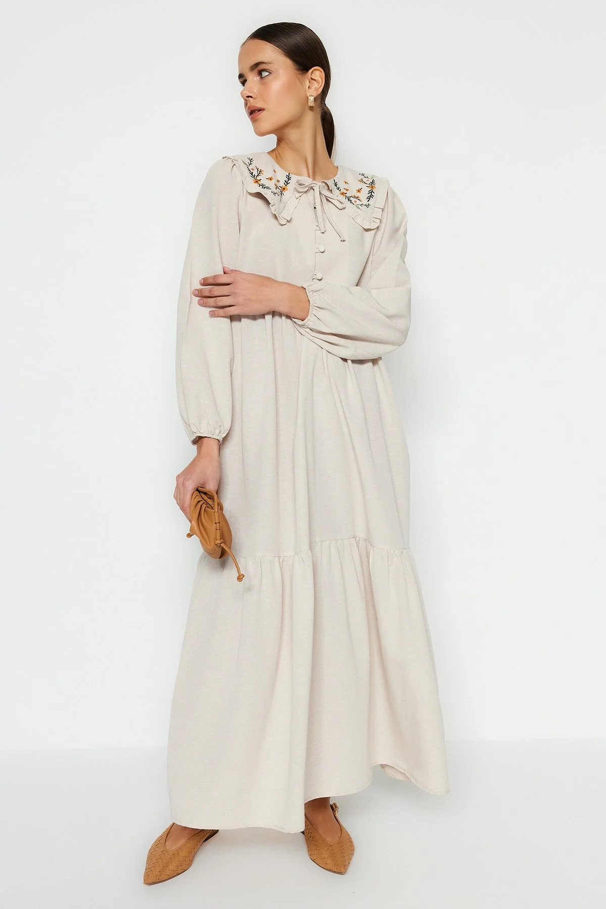 Trendyol Modest  Cremefarbenes, gewebtes Kleid mit halber Knopfleiste und besticktem Kragen in Leinenoptik TCTSS23EB00257