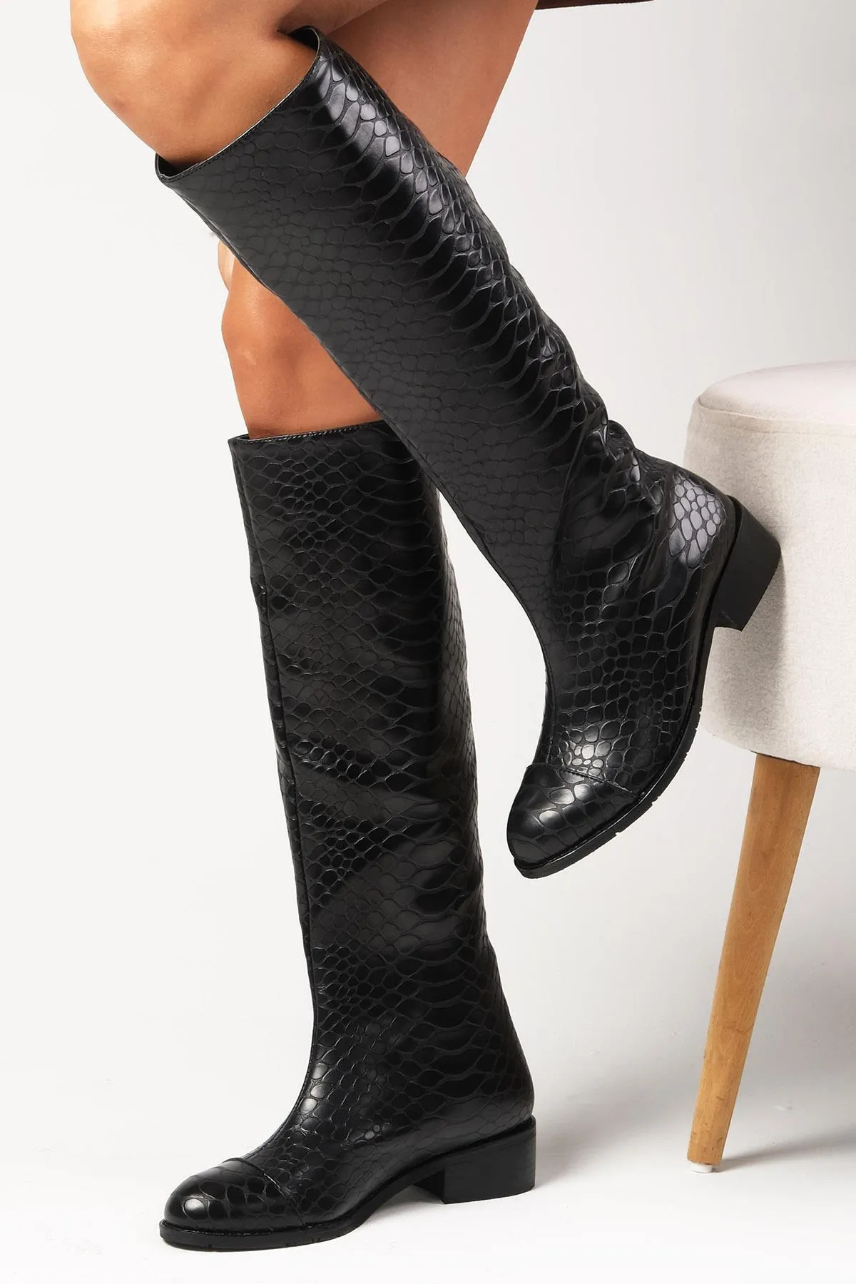 Mio Gusto  Parley schwarze Damenstiefel mit Krokodilmuster, ohne Reißverschluss, dünnes Kunstfellfutter