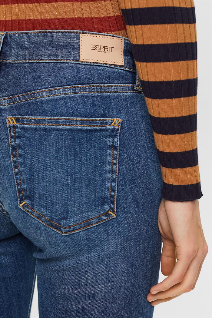 Schmal geschnittene Jeans mit mittelhohem Bund