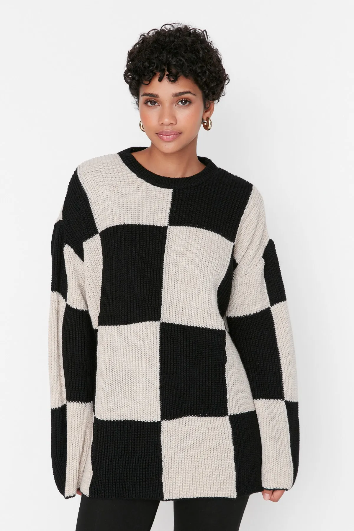 Trendyol Modest  Schwarzer, ecrufarbener Strickpullover mit Schachbrettmuster und Rundhalsausschnitt TCTAW23KZ00004