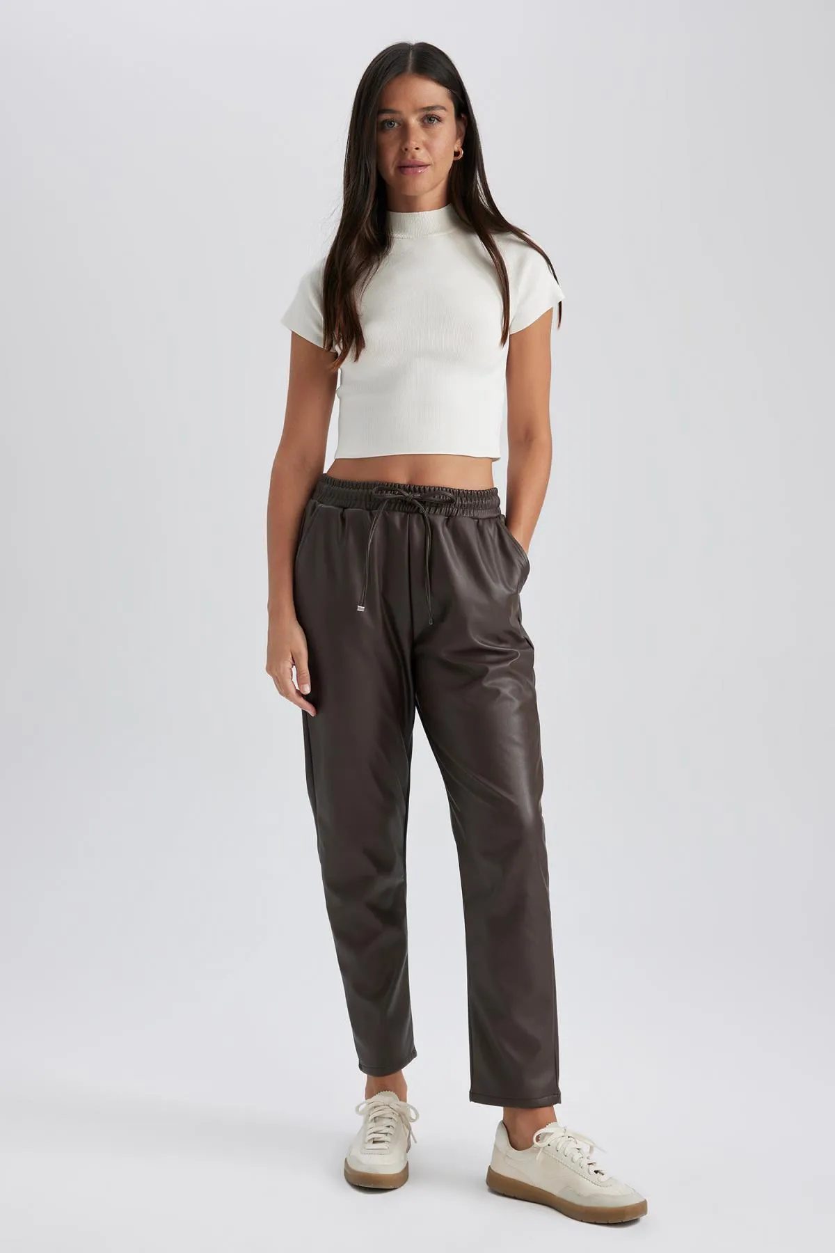 DeFacto  Hose aus Kunstleder mit hoher Taille und Joggertaschen