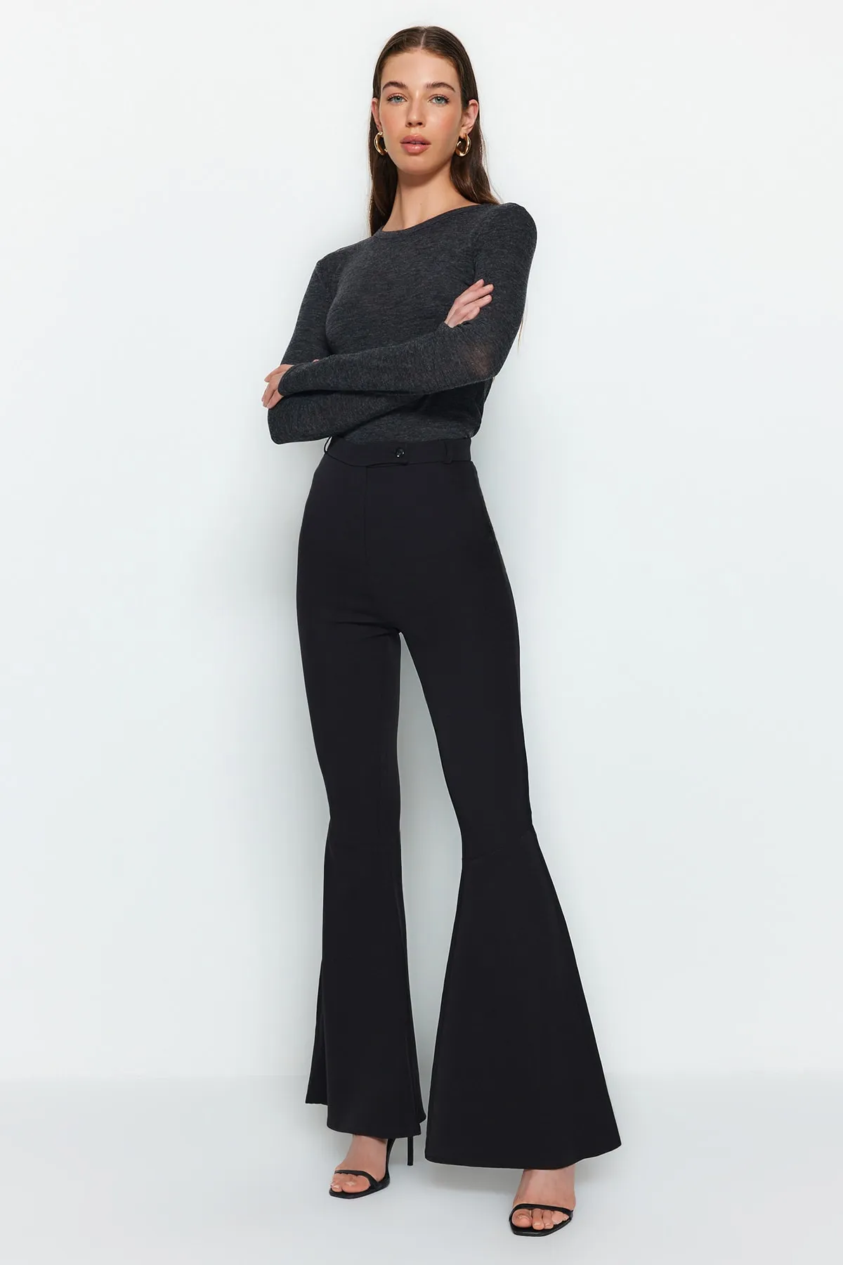 Trendyol Collection  Schwarze, gewebte Hose mit ausgestelltem Bein und ausgestelltem Bein TWOAW24PL00038