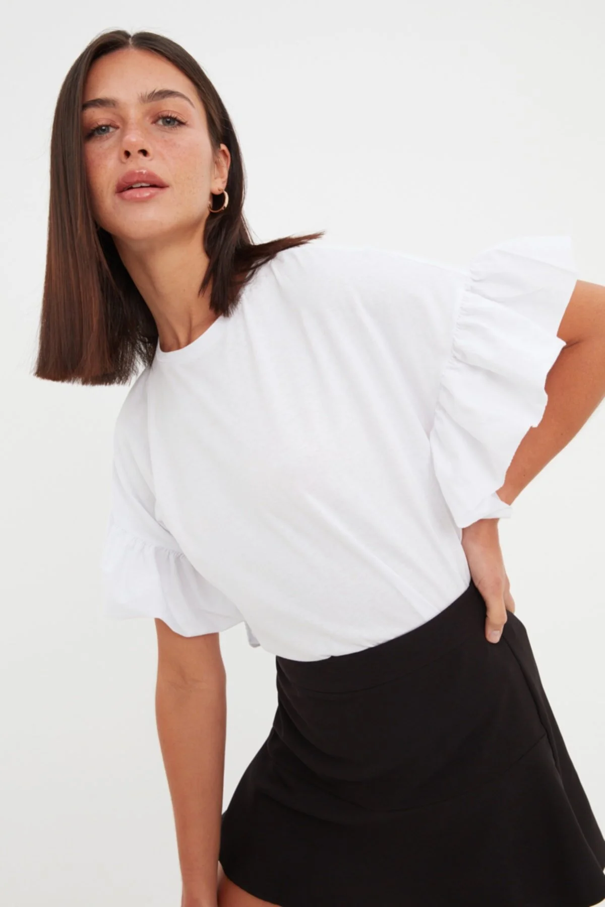 Trendyol Collection  Weißes Basic-Strick-T-Shirt mit Rundhalsausschnitt aus 100 % Baumwolle mit Rüschen und Details TWOSS22TS2429