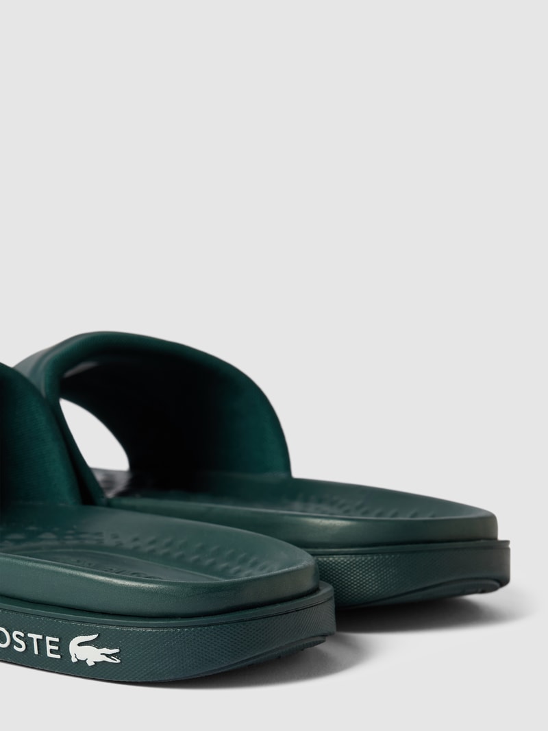 Slides mit Label-Applikation Modell 'Croco Dualiste' in dunkelgrün