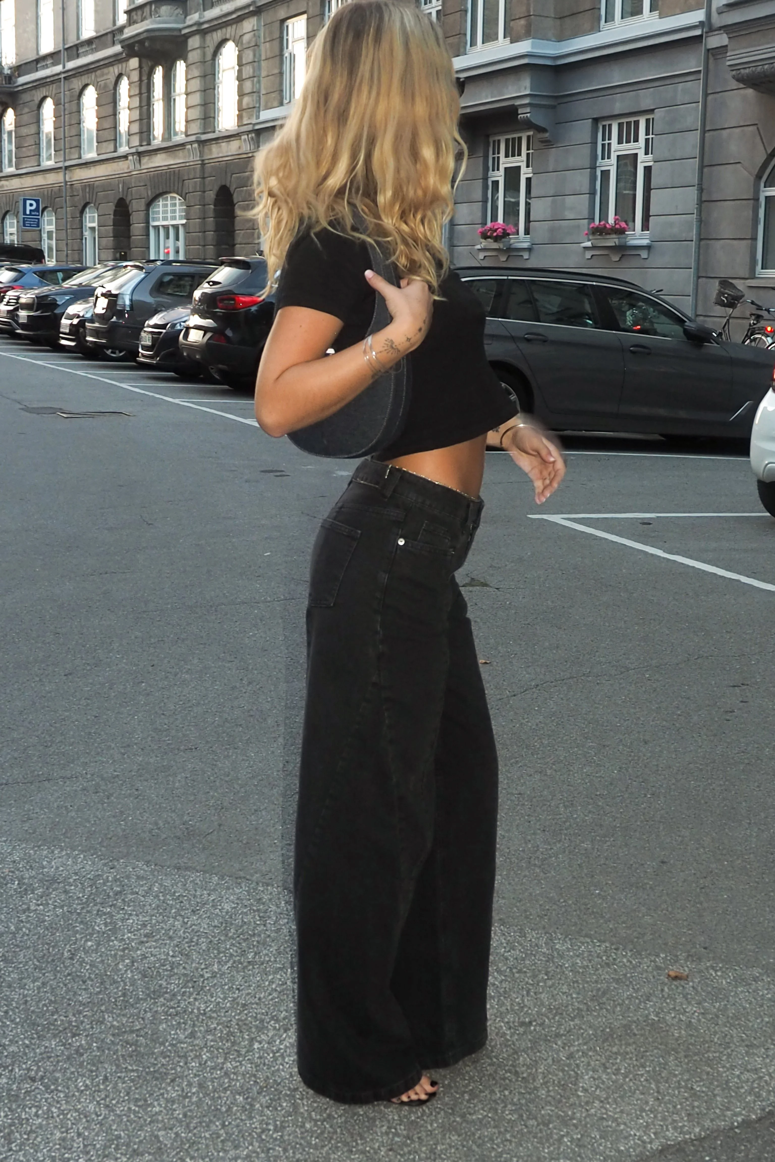 Jeans mit mittlerer Taille und Nahtdetail