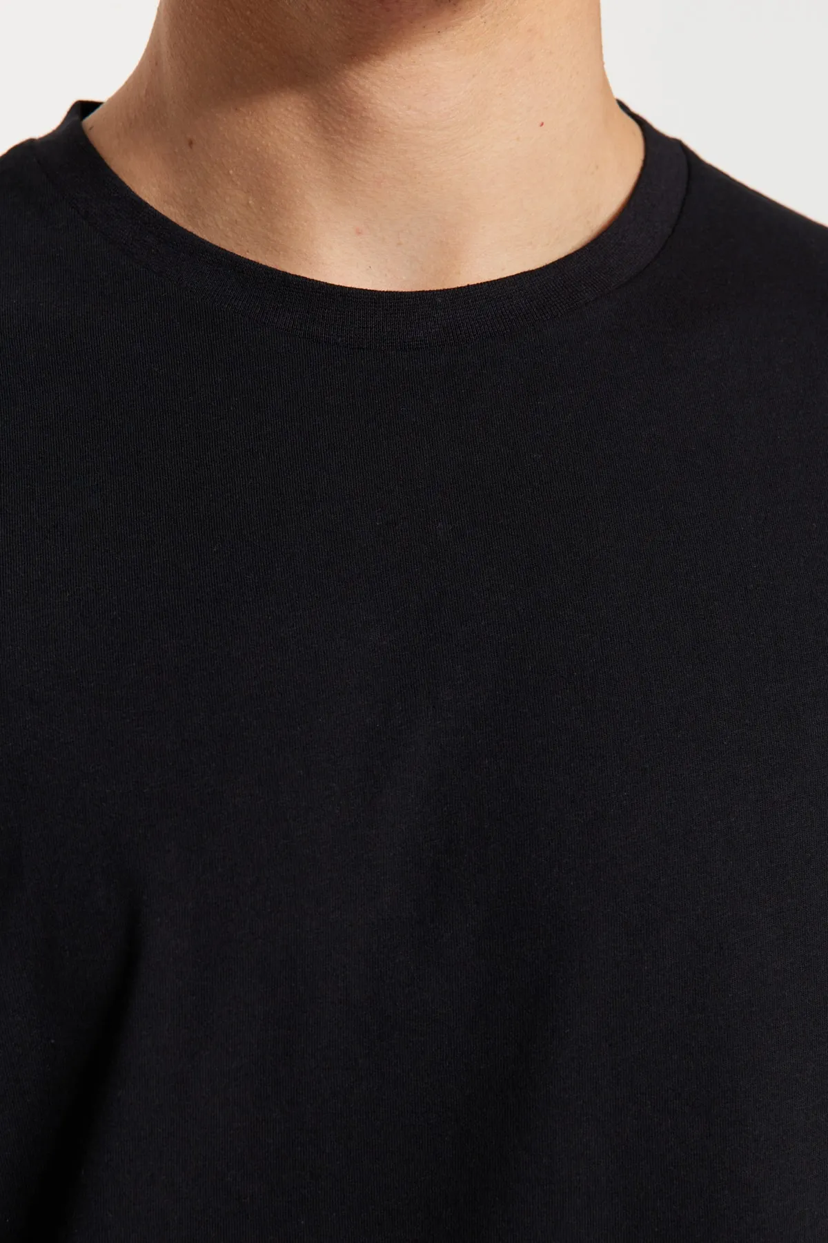 Trendyol Collection  Schwarzes, übergroßes/weit geschnittenes, kurzärmliges, mit Fernost bedrucktes T-Shirt aus 100 % Baumwolle TMNSS23TS00159