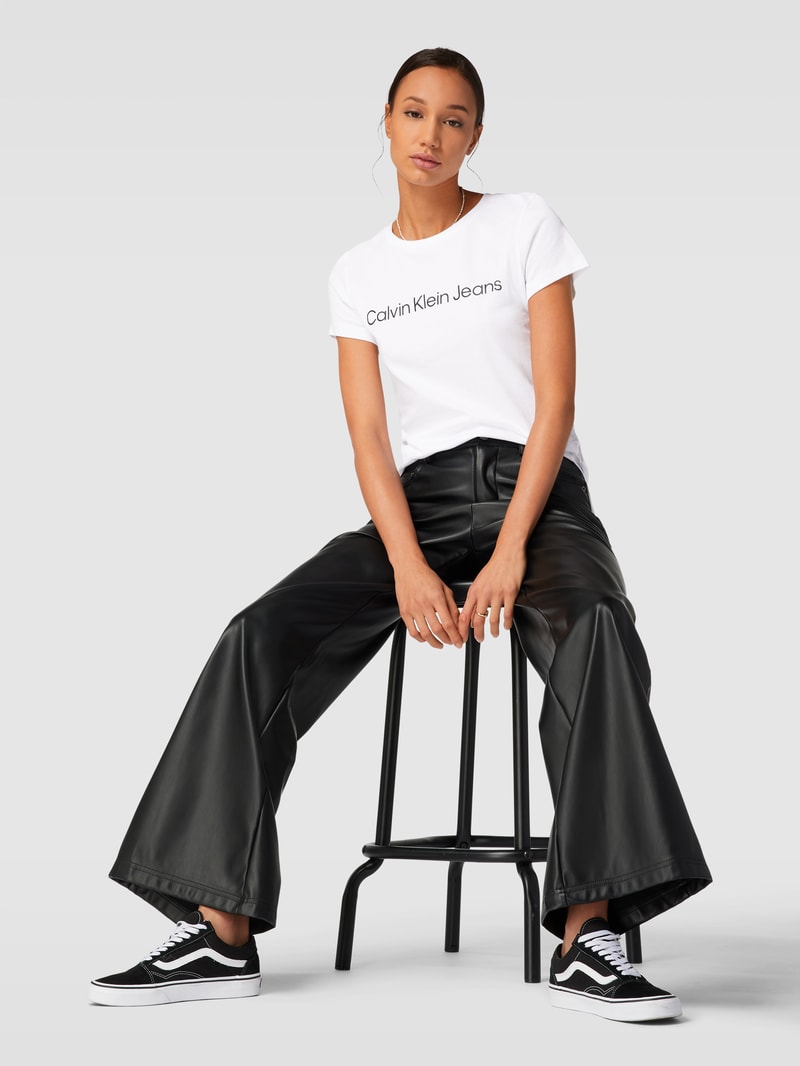 Slim Fit T-Shirt mit Label-Print in weiß