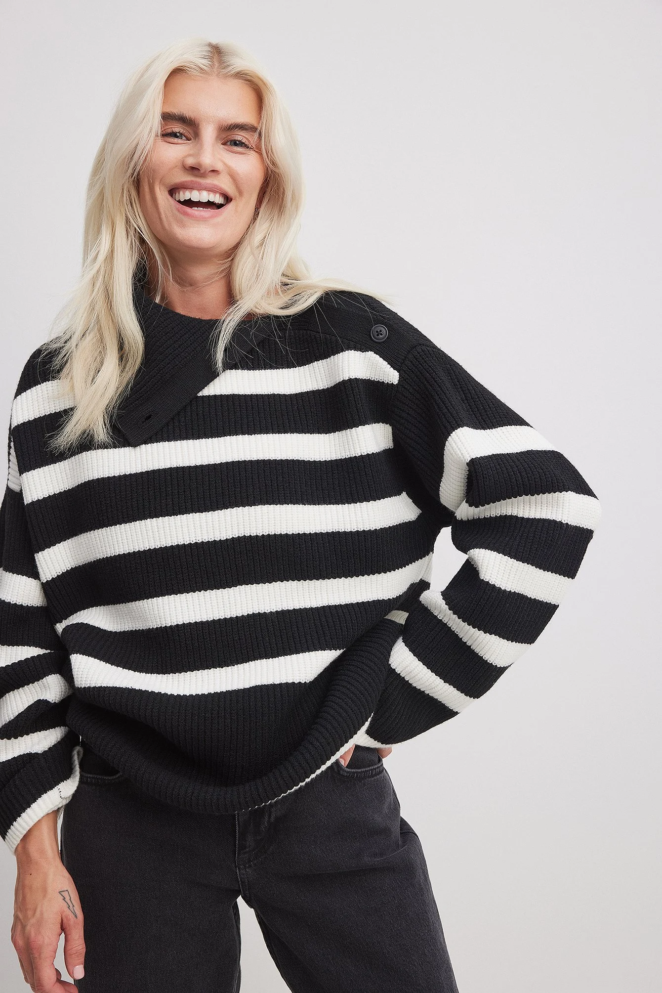Gestreifter Rollkragenpullover aus Strick