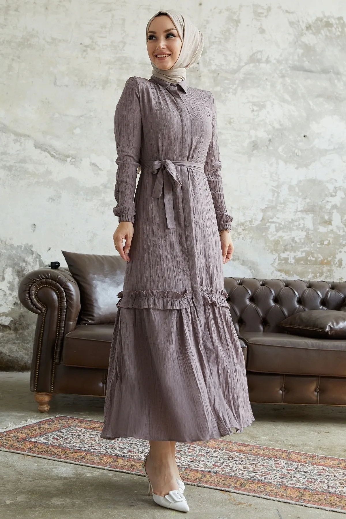 InStyle  Nesya Seersucker-Kleid mit Rüschensaum – Braun