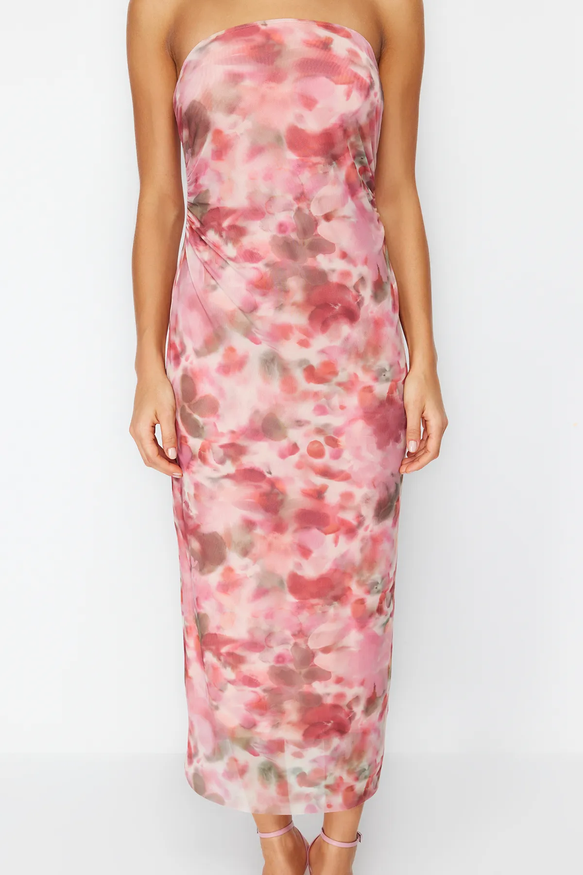 Trendyol Collection  Rosa, figurbetontes Maxi-Bleistiftkleid aus flexiblem Strick mit detailliertem abstraktem Muster TWOSS24EL00081