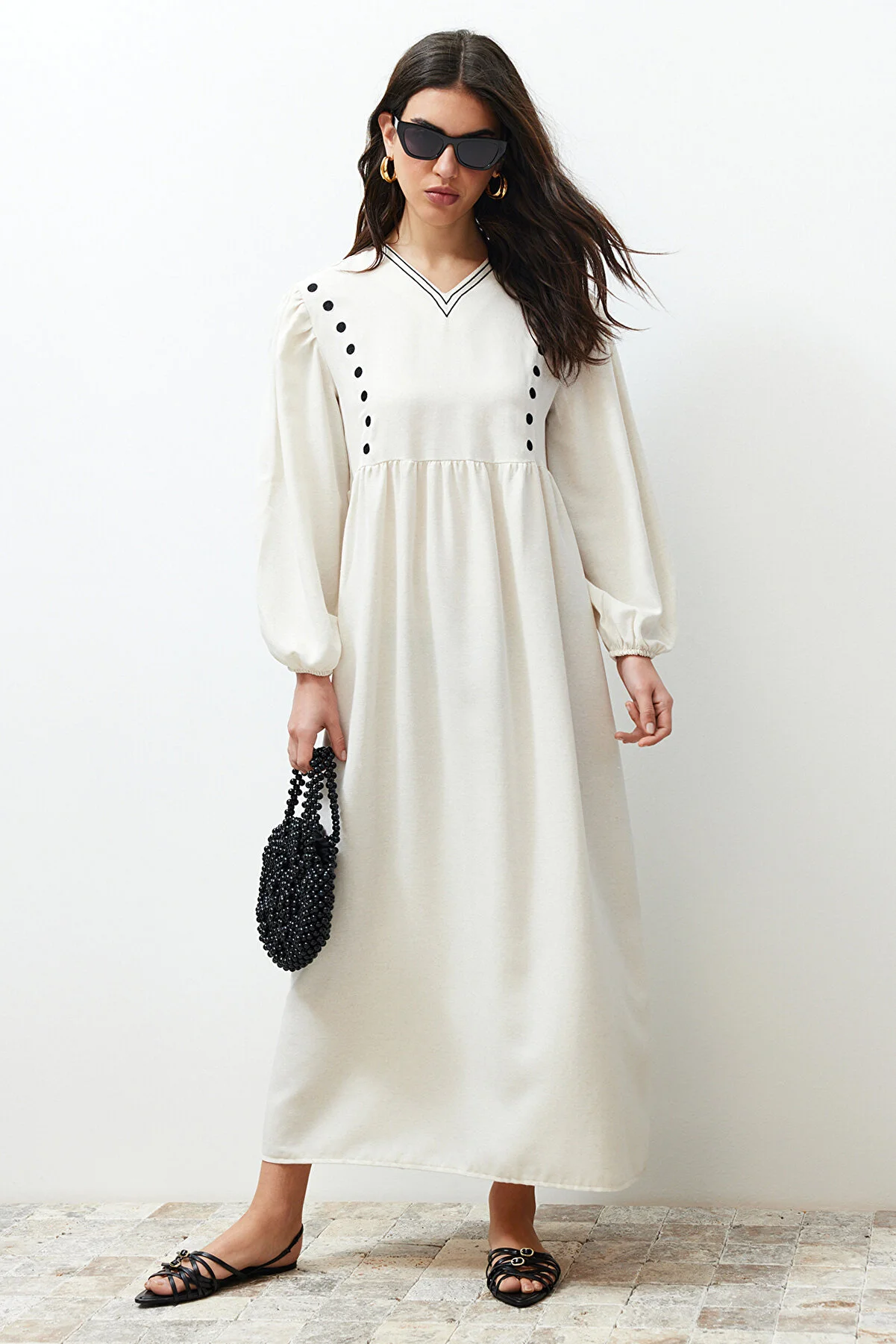 Trendyol Modest  Ecrufarbenes, detailliertes Kleid in gewebter Leinenoptik mit V-Ausschnitt TCTSS24EB00139