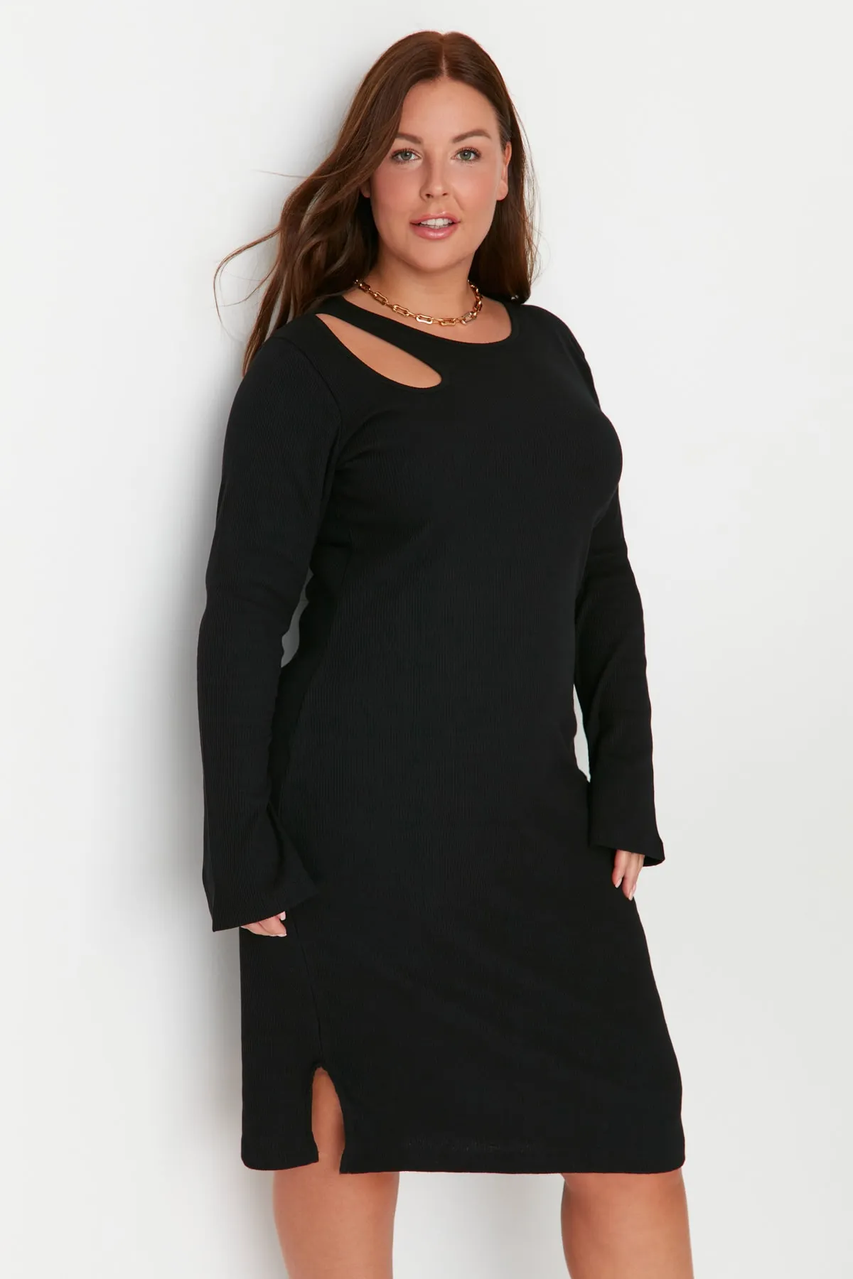 Trendyol Curve  Schwarzes, detailliertes Midi-Strickkleid mit Ausschnitten TBBAW23AH00064