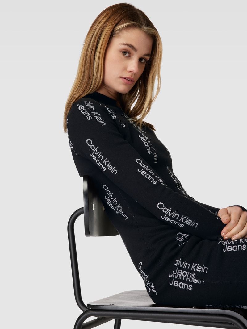Minikleid mit Allover-Label-Muster in black