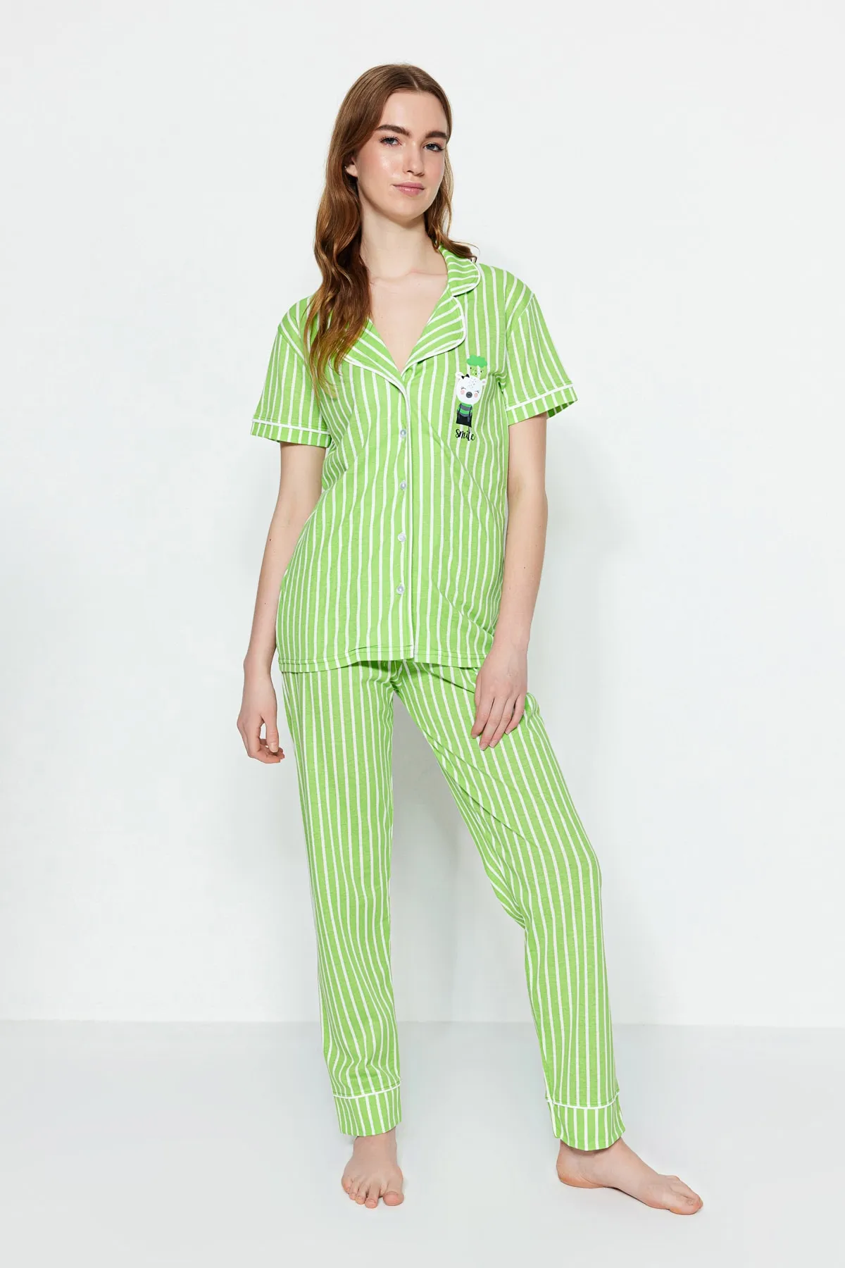 Trendyol Collection  Gestricktes Pyjama-Set mit Hemd und Hose aus grüner Baumwolle mit gestreiftem Tiermuster THMSS21PT0878