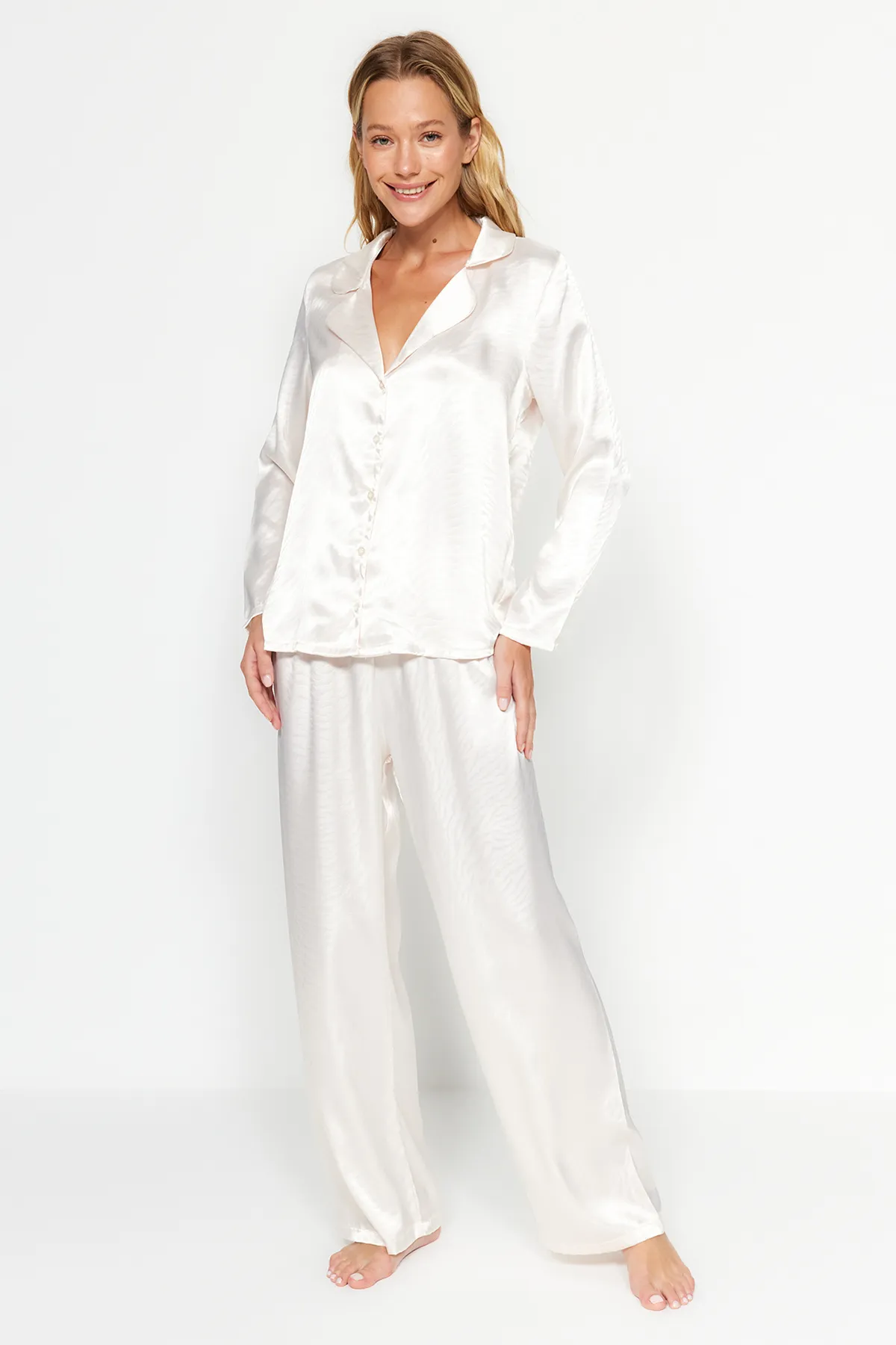Trendyol Collection  Ecrufarbenes, gewebtes Pyjama-Set aus Hemd und Hose aus Satin mit Tiermuster THMAW24PT00001