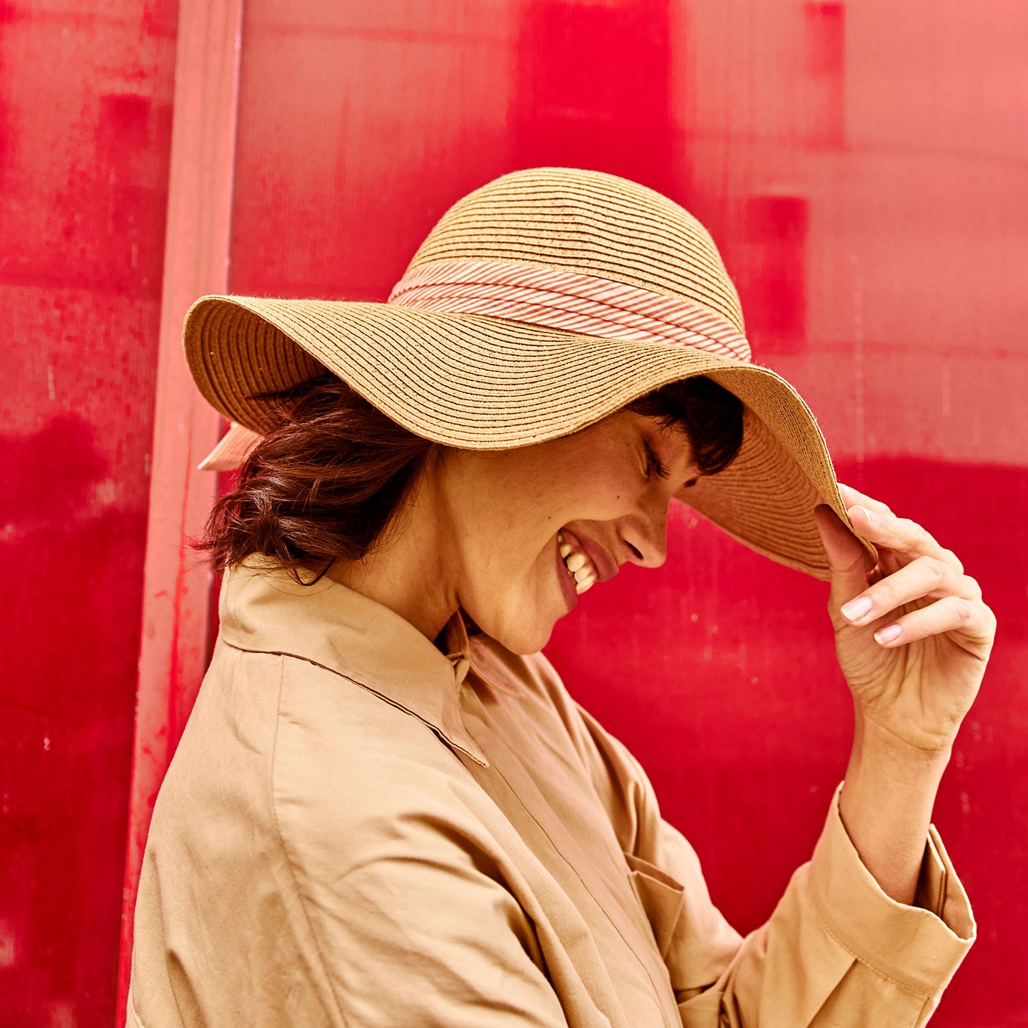 Capeline beige avec galon rayé orange