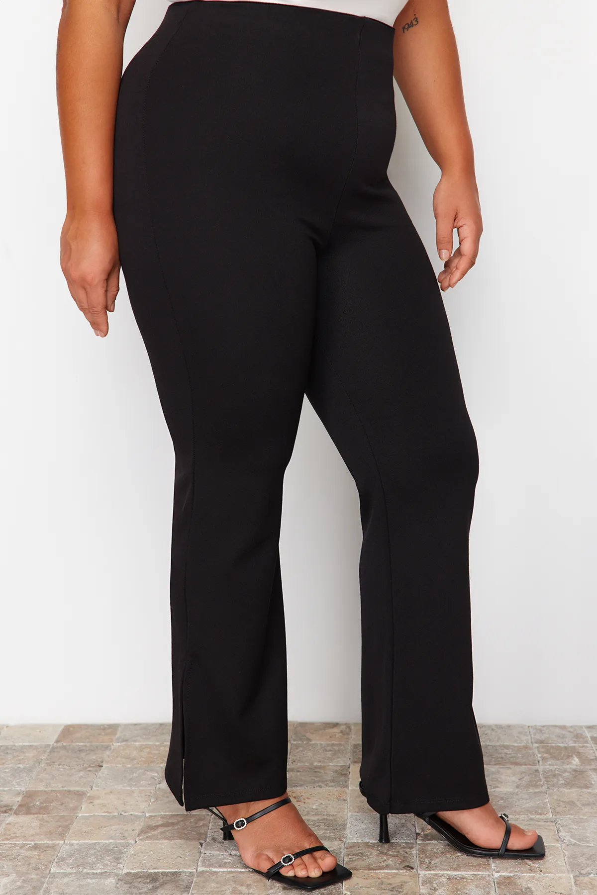 Trendyol Curve  Schwarze Strickhose mit spanischem Bein und hohem Bund und Seitenschlitz TBBSS23AR00035