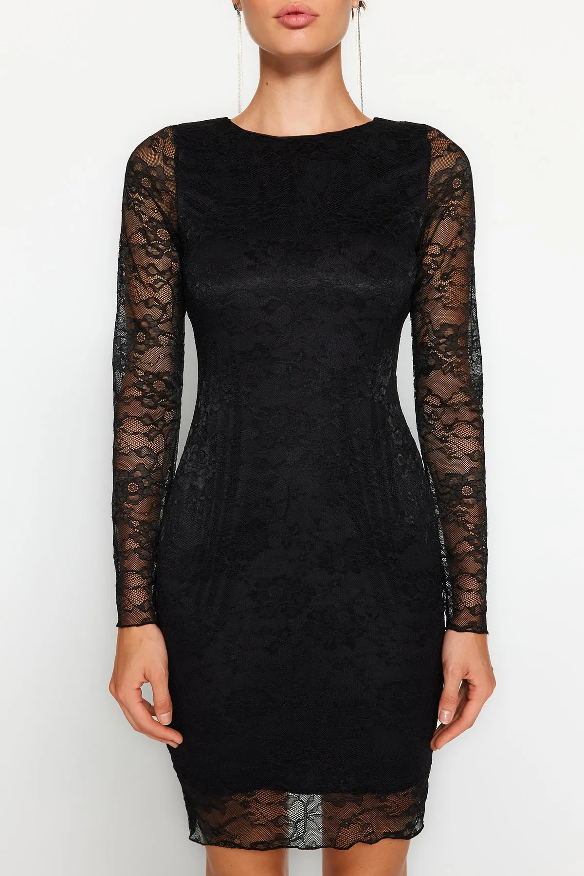 Trendyol Collection  Schwarzes, figurbetontes Mini-Strickkleid mit Spitze TWOAW24EL00328