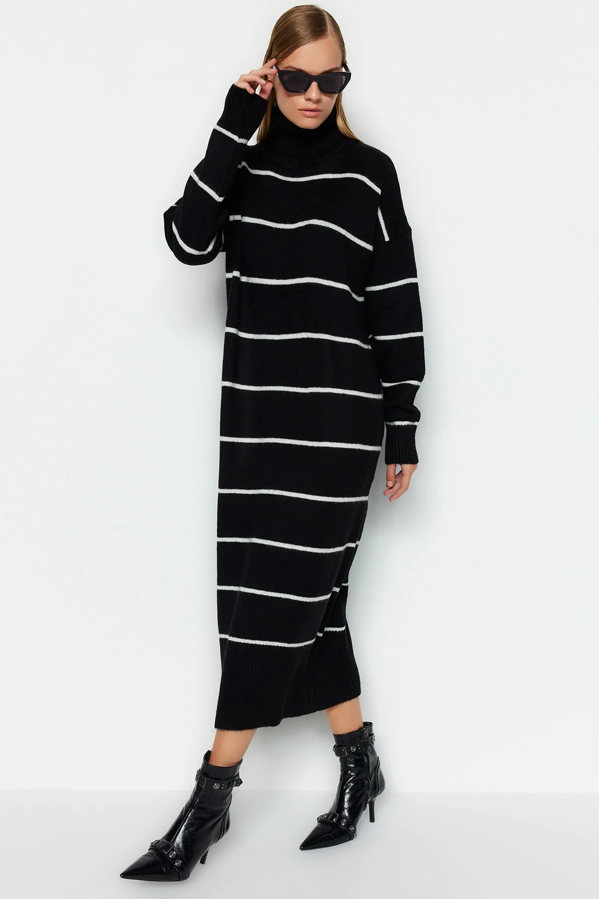 Trendyol Collection  Schwarzes, weit geschnittenes Maxi-Rollkragenkleid aus Strick TWOAW24EL00056