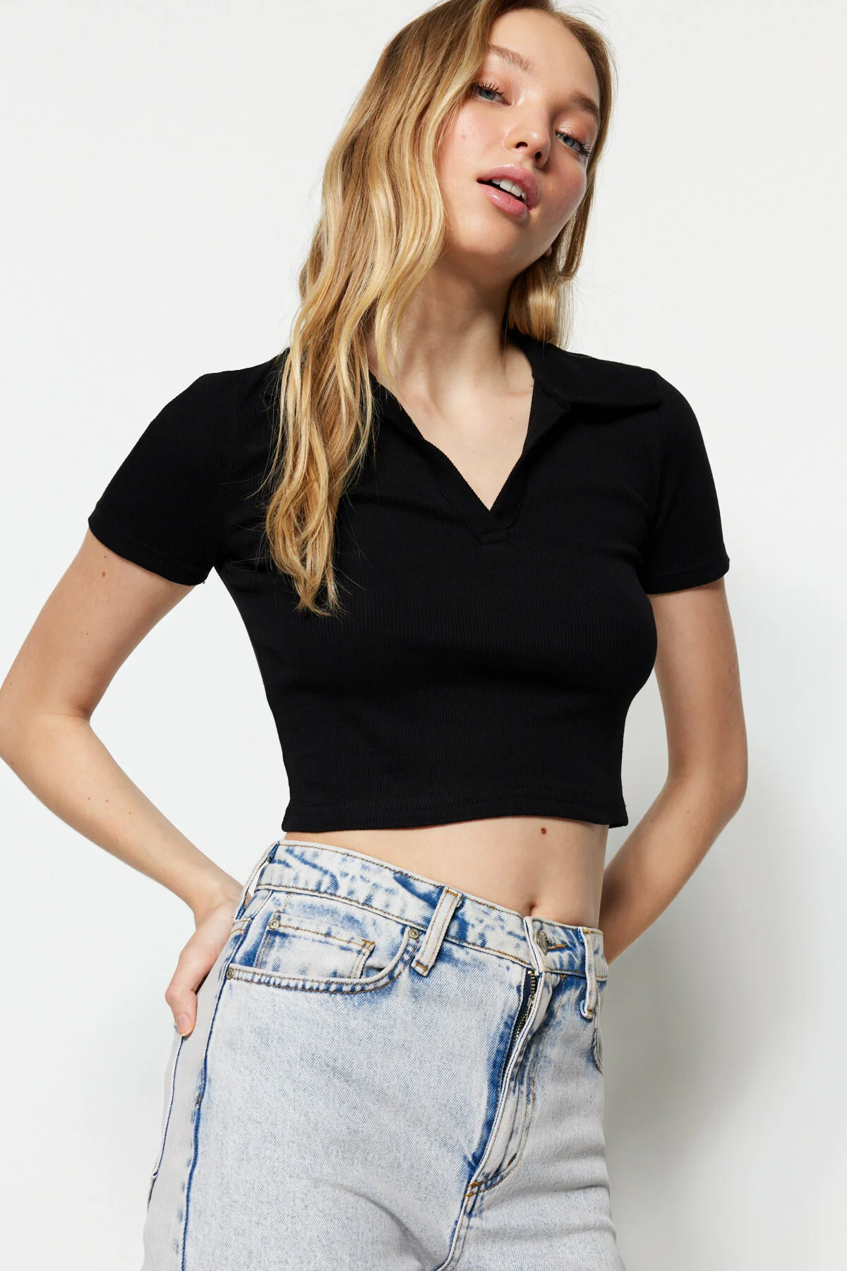 Trendyol Collection  Schwarze, taillierte, kurze, gerippte, dehnbare Strickbluse mit Polokragen TWOSS21BZ0038