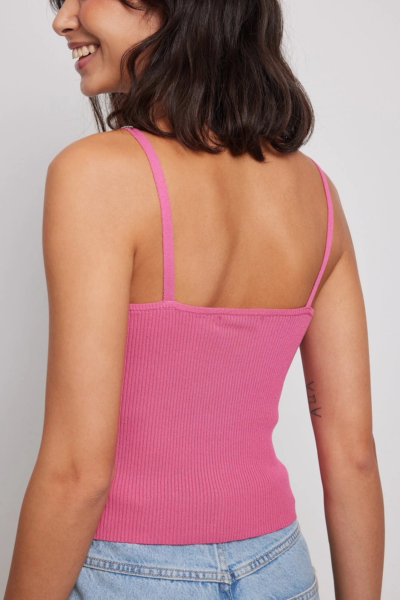Strass-Detail-Top mit einem Feinstrick