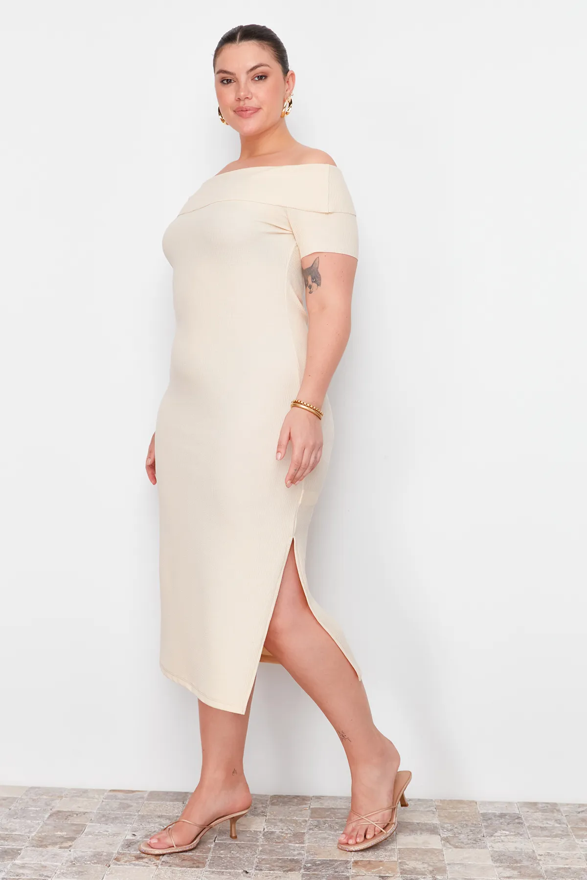 Trendyol Curve  Beigefarbenes, figurbetontes/tailliertes, geripptes Midikleid mit Carmenkragen und weicher Struktur, flexibles Strickkleid TBSSS24AH00163