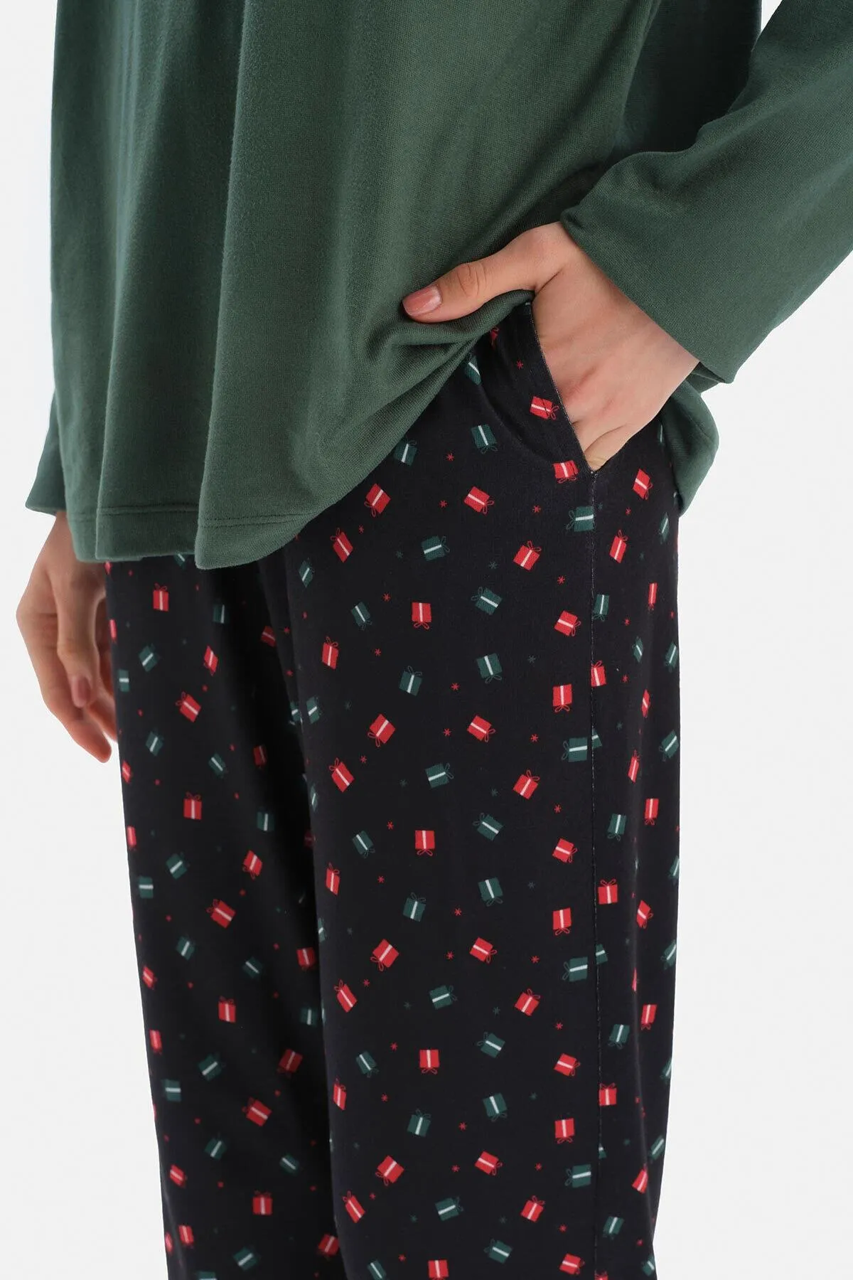 Dagi  Schwarze Pyjamahose mit Geschenkpapier-Aufdruck