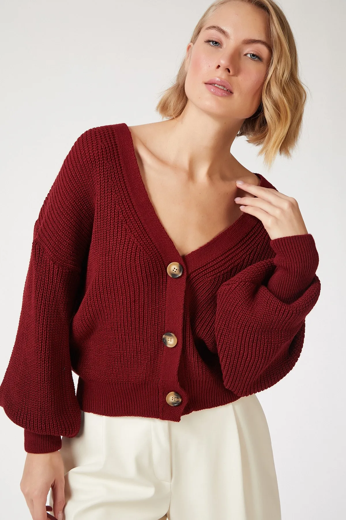 Happiness İstanbul  Burgunderrote Strickjacke mit V-Ausschnitt und Knöpfen für Damen ZA00025